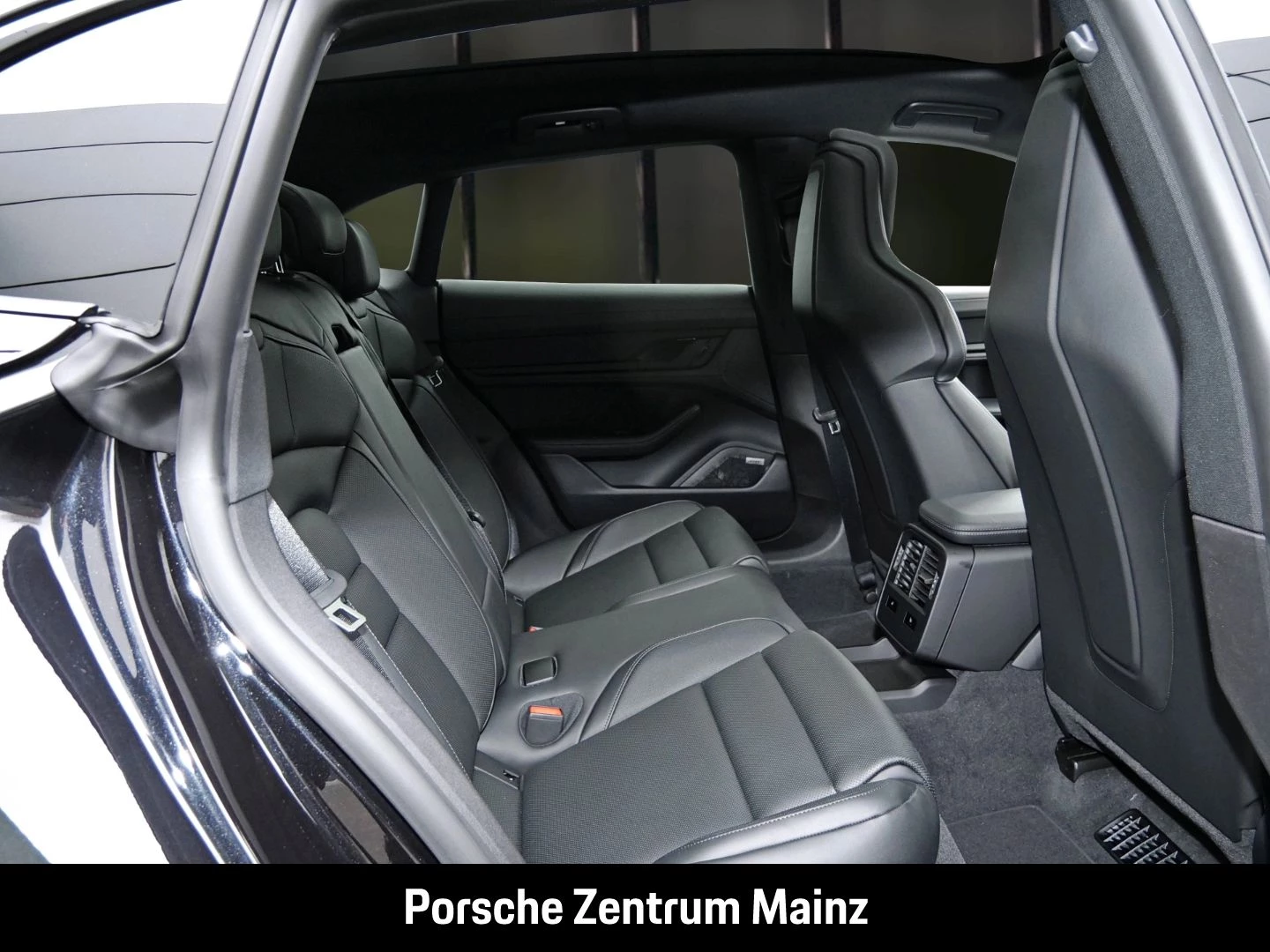 Porsche Taycan Sport Turismo Black Edition NW ZUM HAUSPR black edition