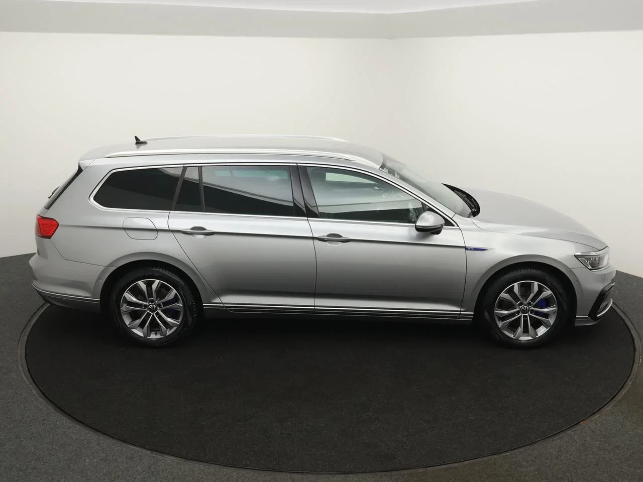 Volkswagen-Passat-image-2