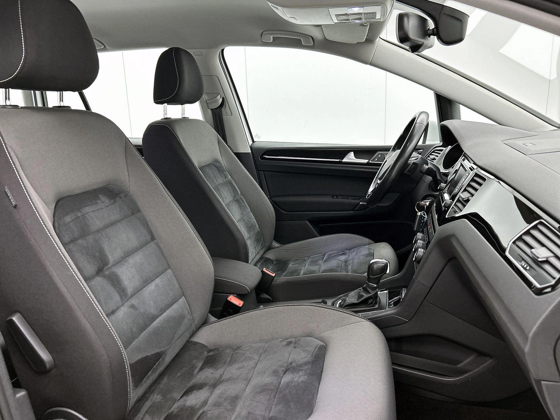 Volkswagen-Golf Sportsvan-image-35