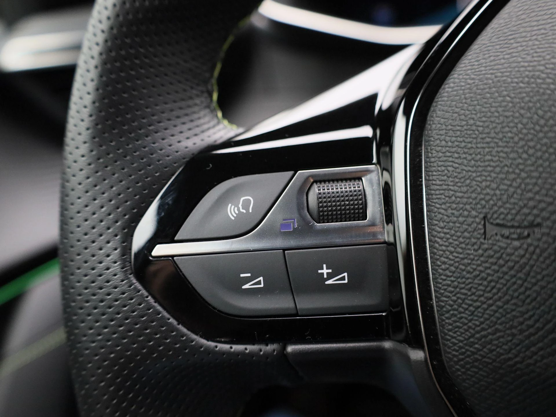 Peugeot-e-208-image-24