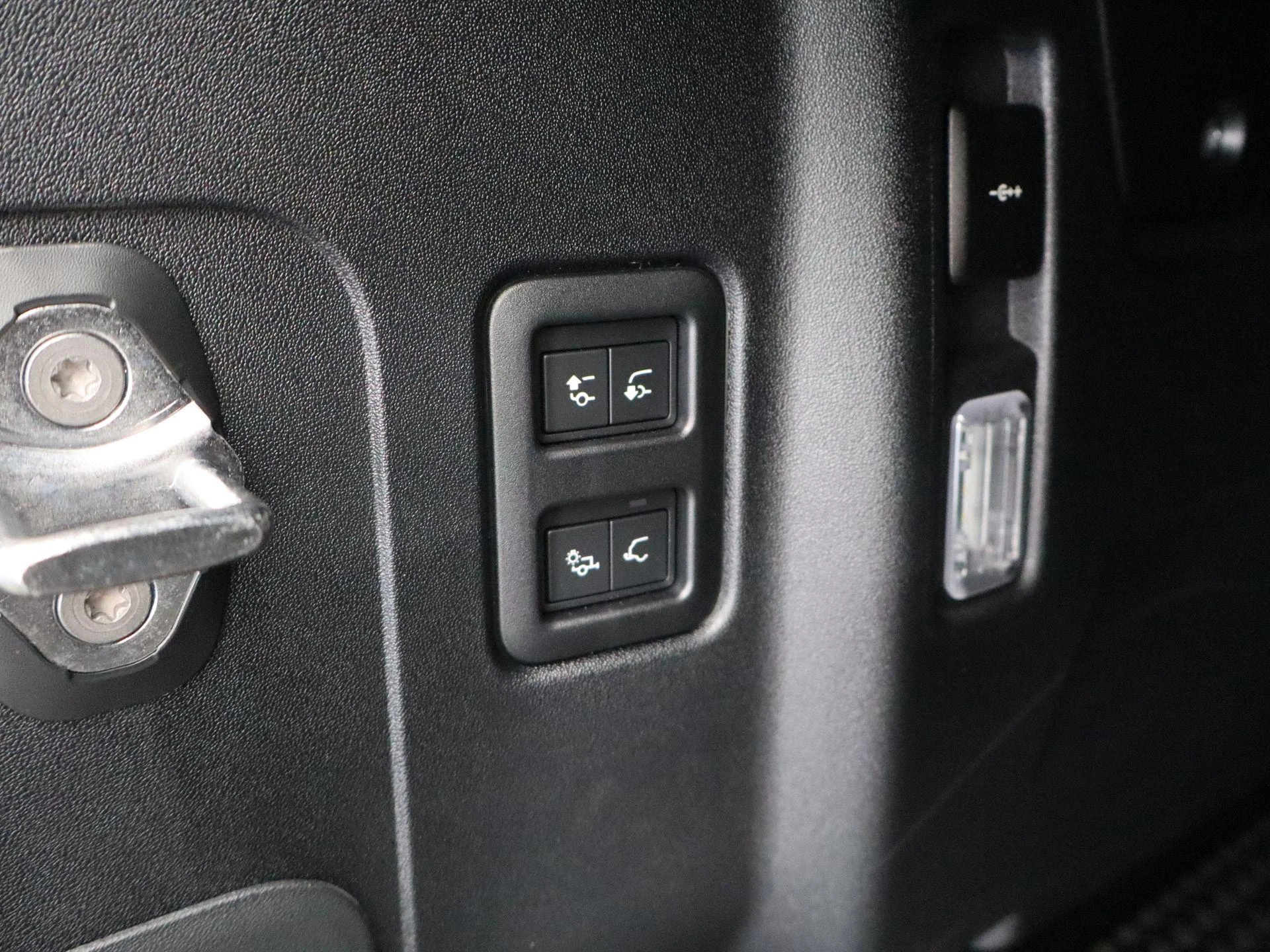 Land Rover Defender 110 2.0 P300e 110 Dynamic Edition