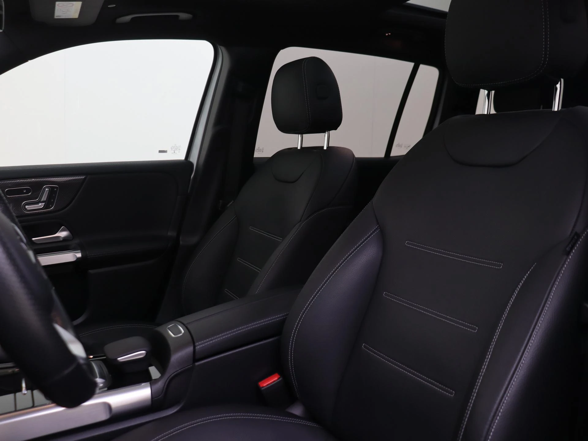Mercedes-Benz-GLB-image-2