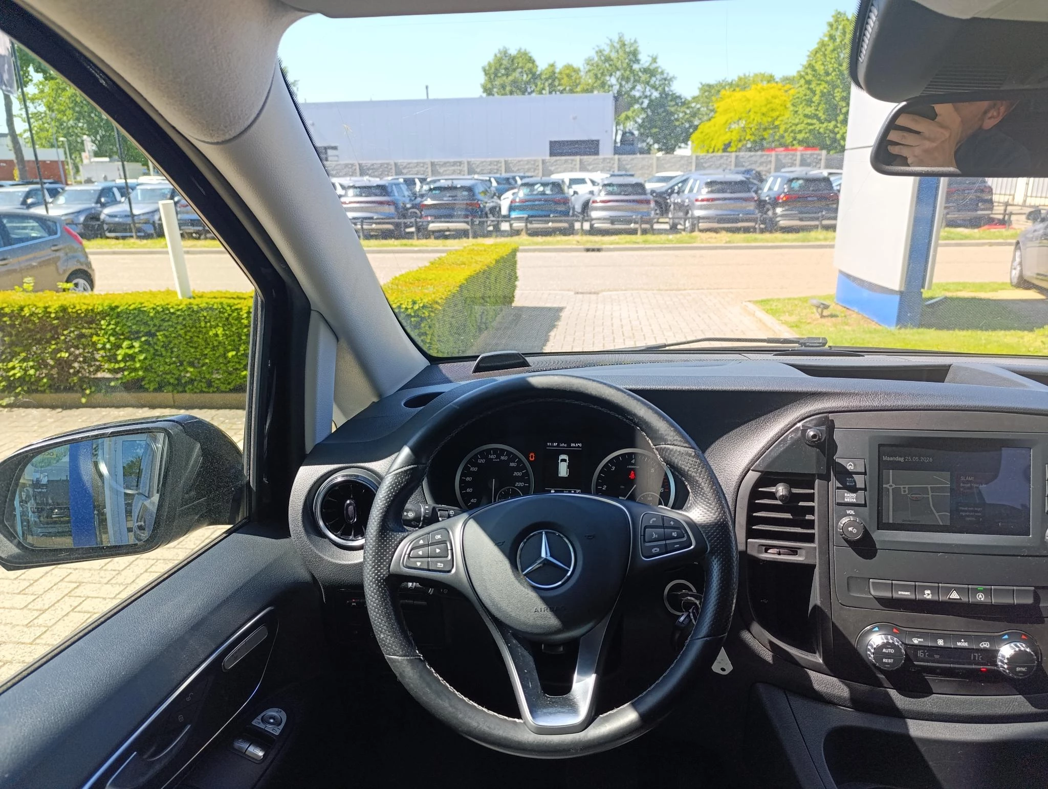 Mercedes-Benz-Vito-image-12