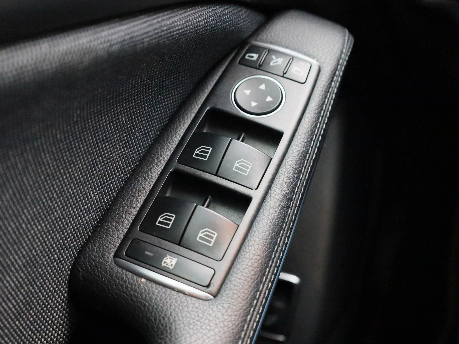 Mercedes-Benz-GLA-image-31