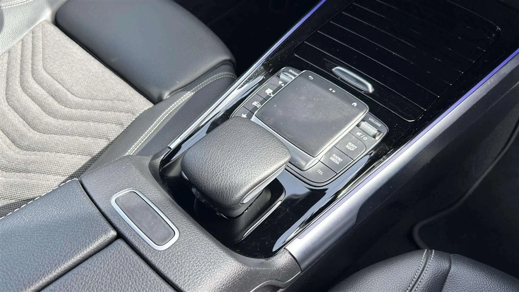 Mercedes-Benz-EQB-image-23