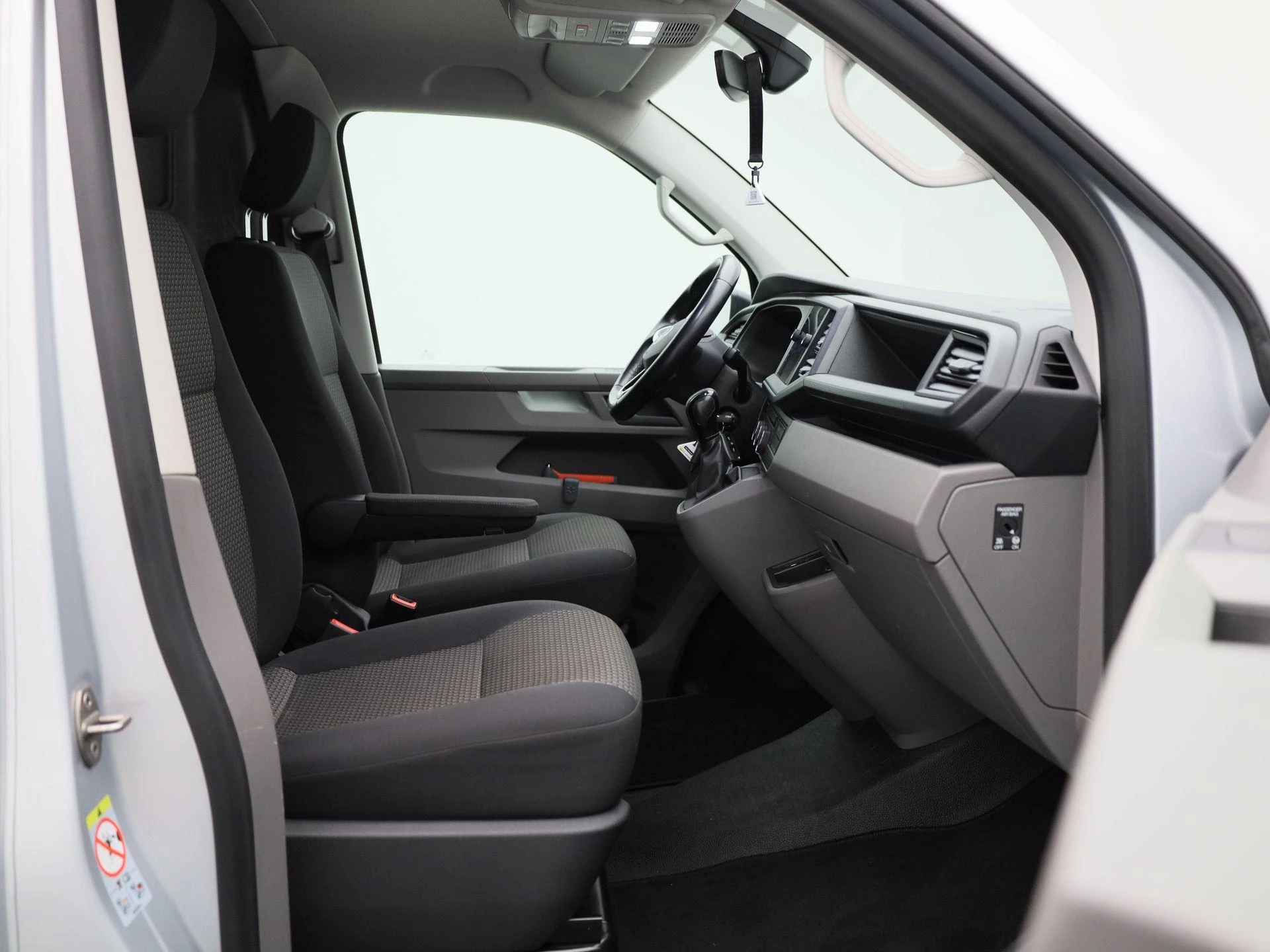 Volkswagen-Transporter-image-11