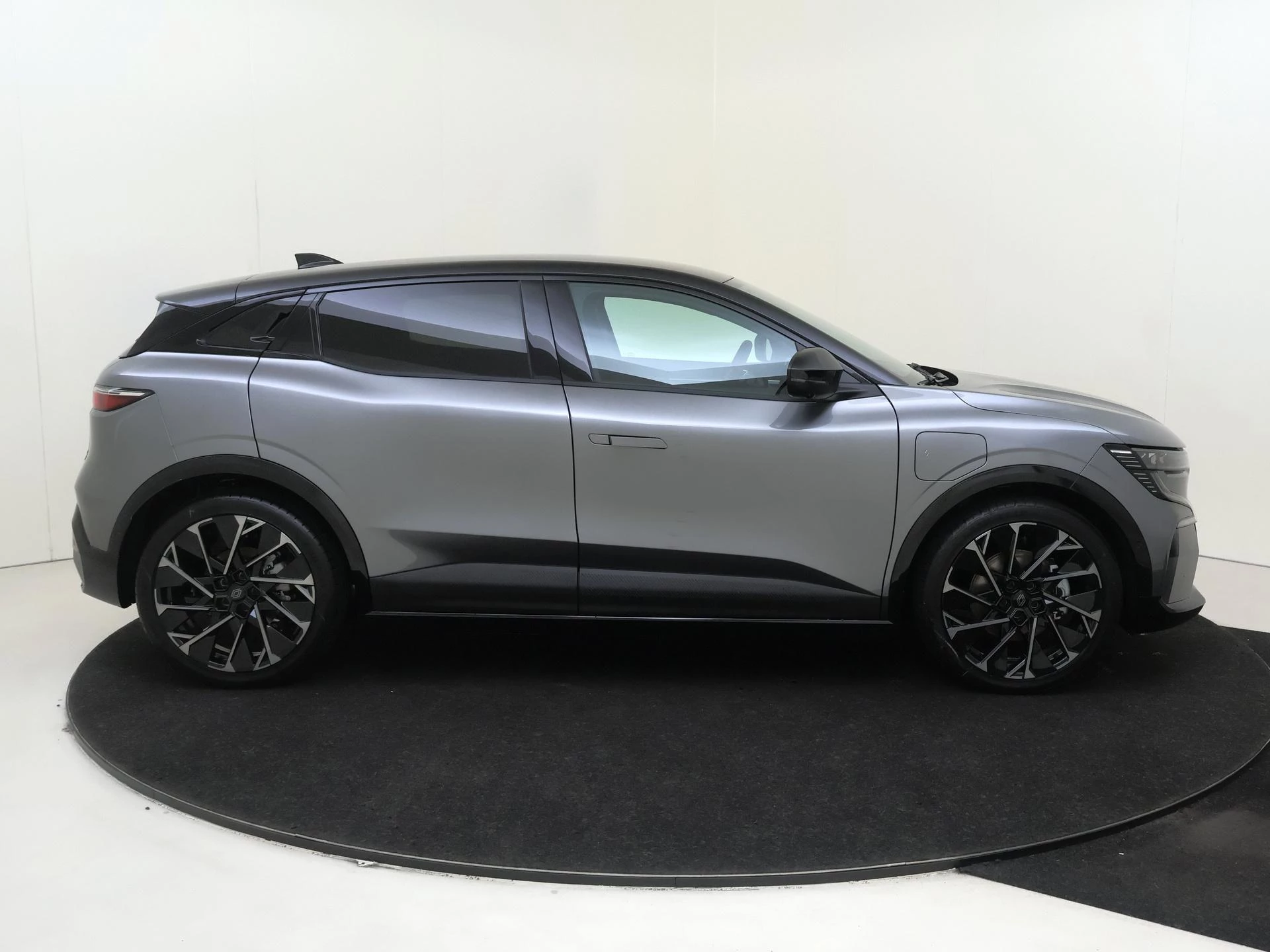 Renault-Megane E-Tech-image-8