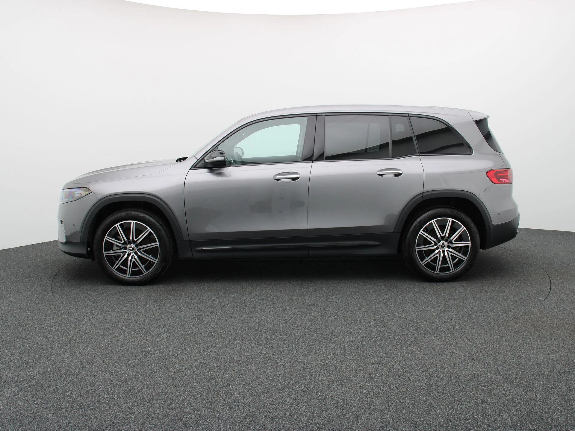 Mercedes-Benz-EQB-image-3