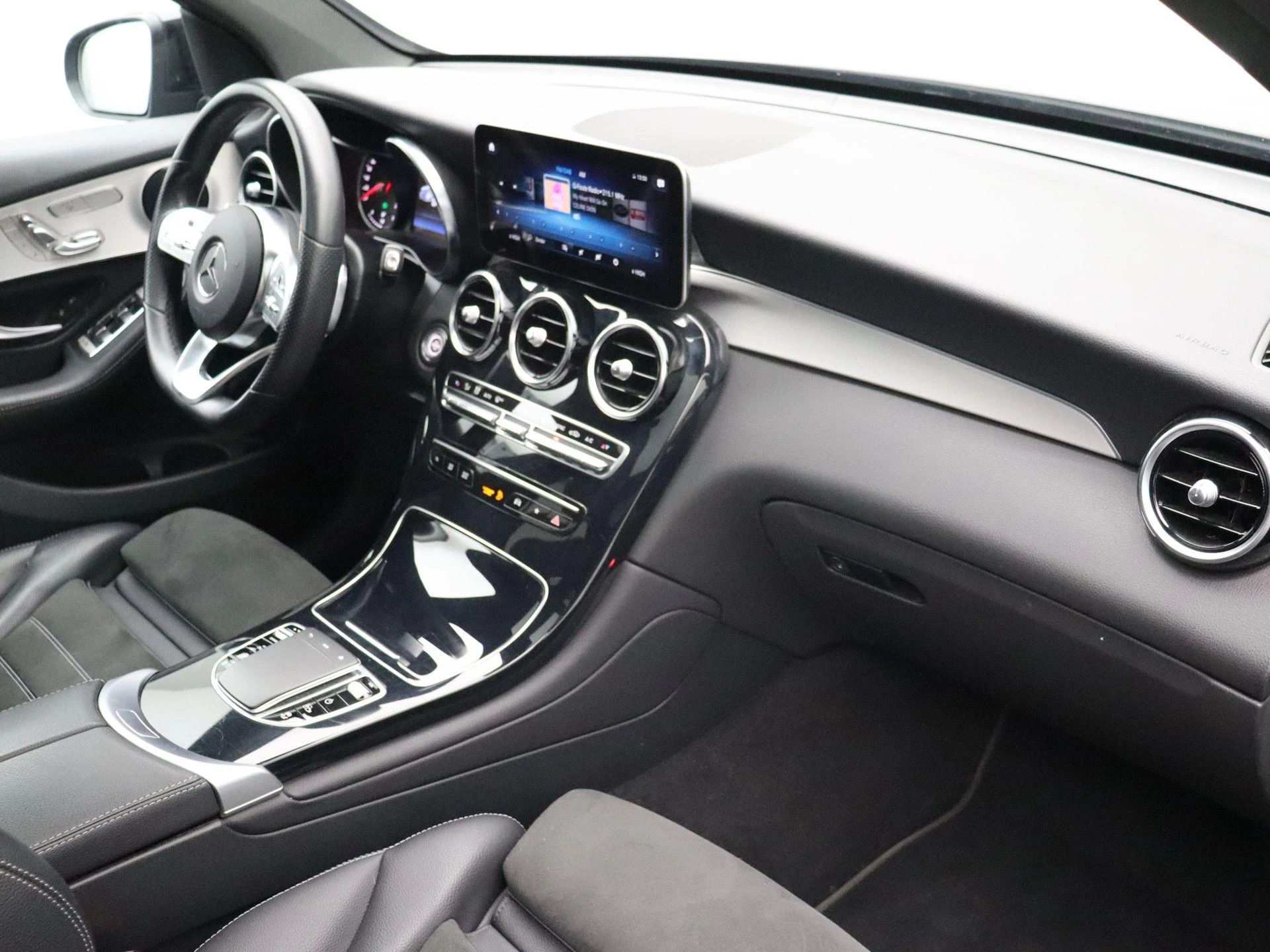 Mercedes-Benz-GLC-image-19