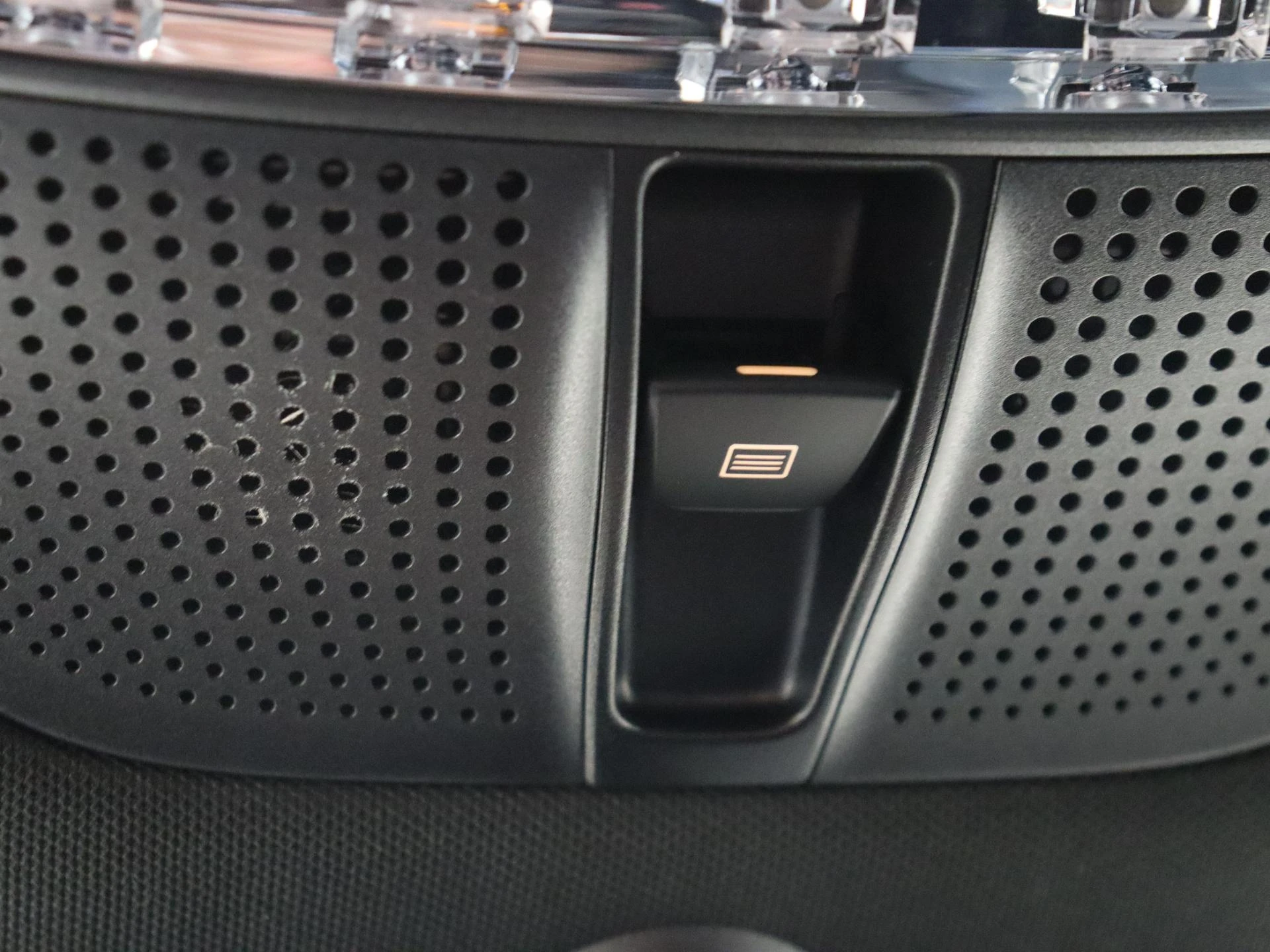 Mercedes-Benz-EQC-image-23