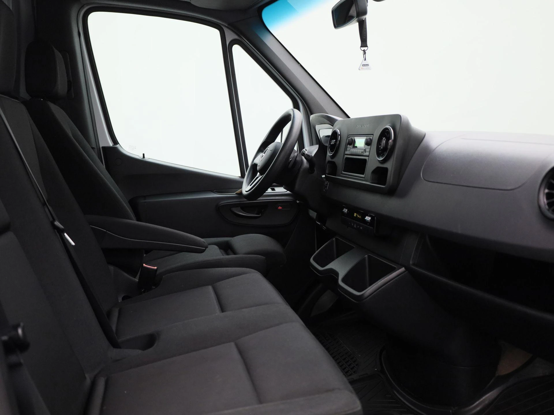 Mercedes-Benz-Sprinter-image-32
