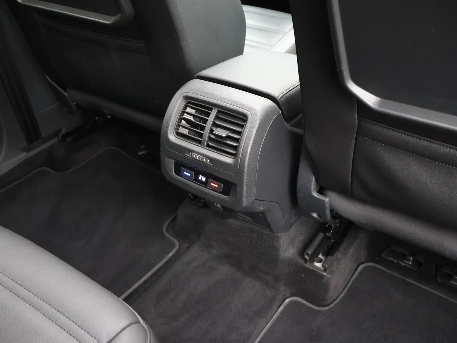 Volkswagen Touran Touran Highline 1.5TSI 150PK *AUTOMAAT*PANODAK*7 ZITPLAATSEN*CAMERA*LEDER*ACC*PDC*NAVI*APP-CONNECT*...*