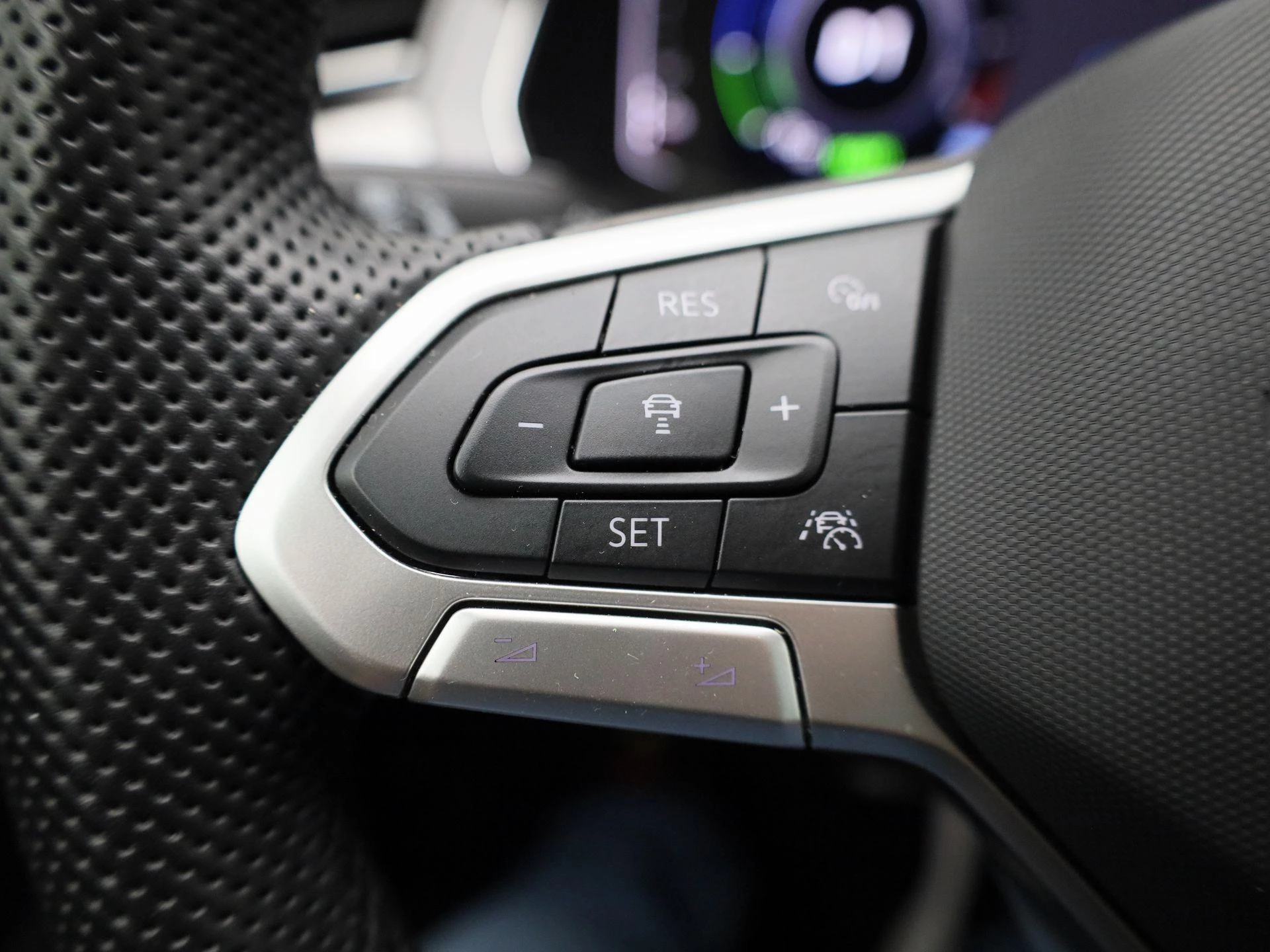 Volkswagen-Passat-image-24