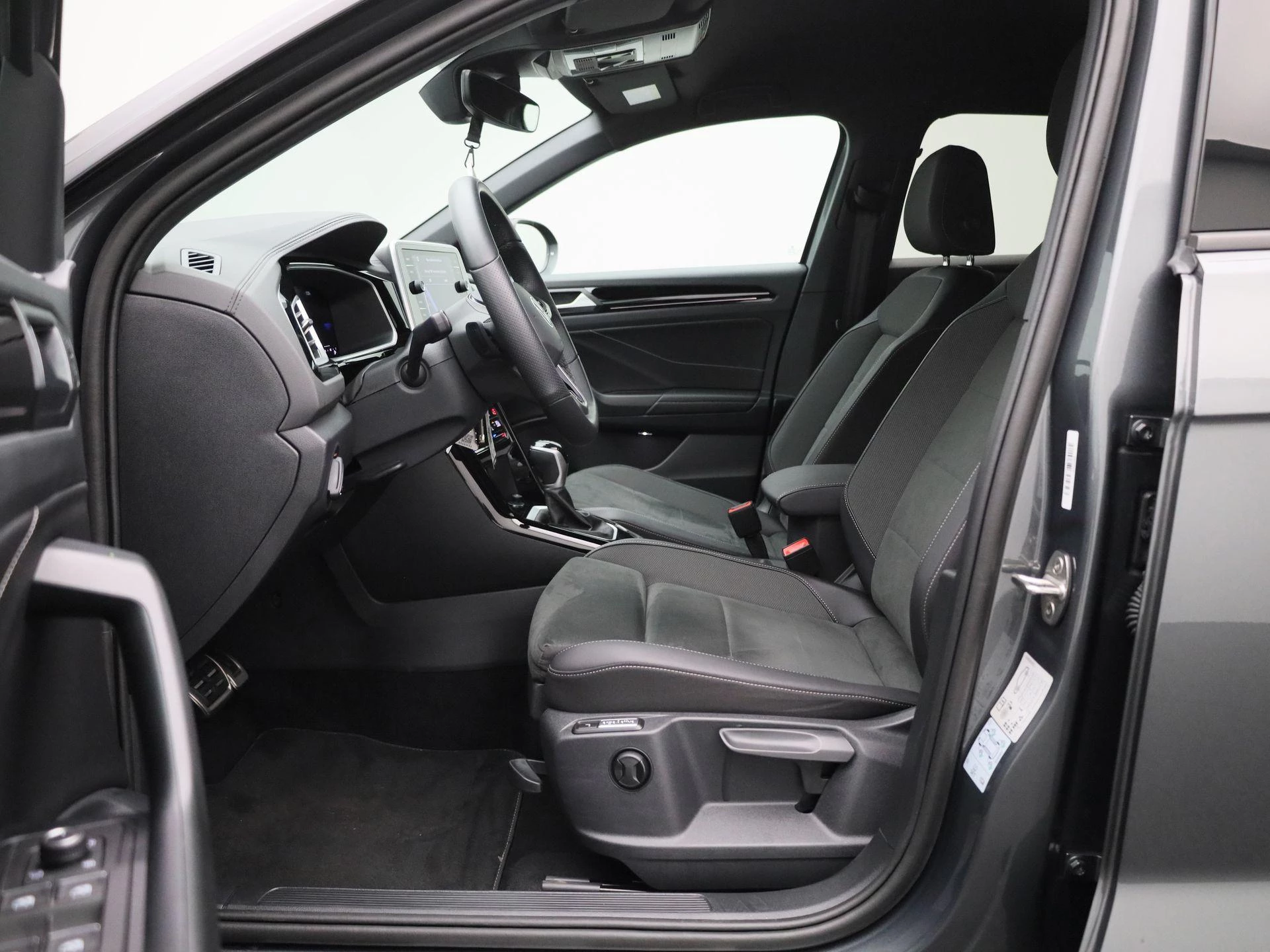 Volkswagen-T-Roc-image-10