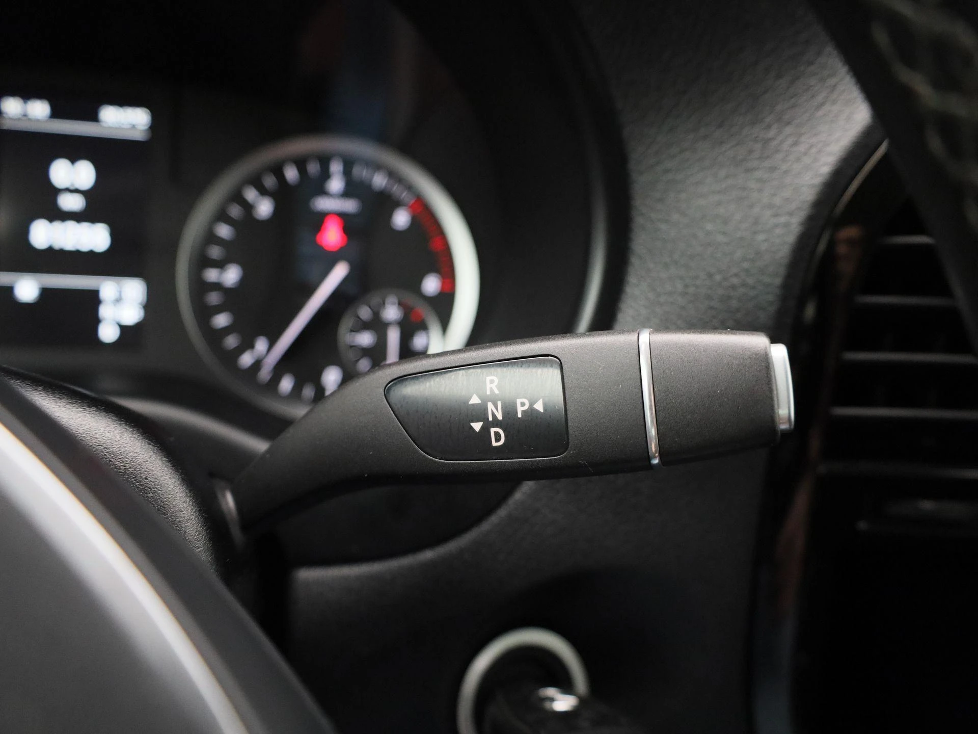 Mercedes-Benz-Vito-image-27