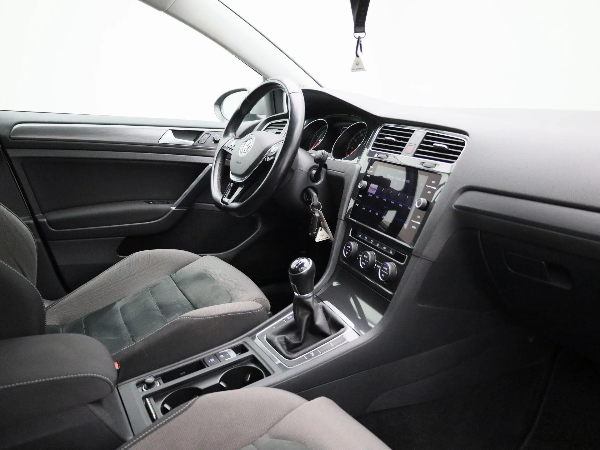 Volkswagen-Golf-image-28