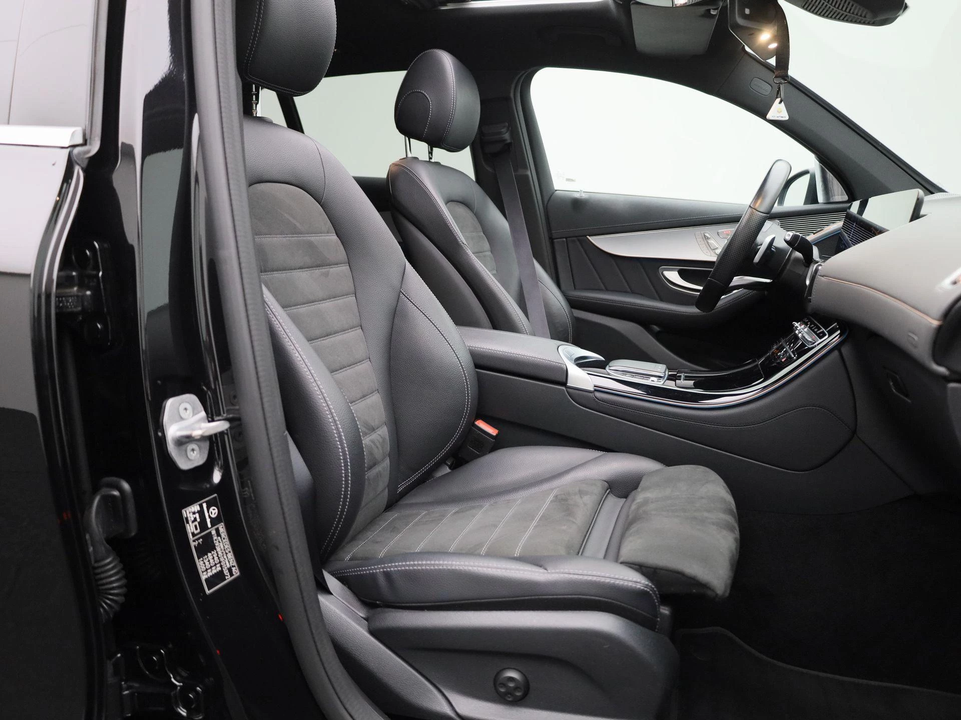 Mercedes-Benz-EQC-image-36