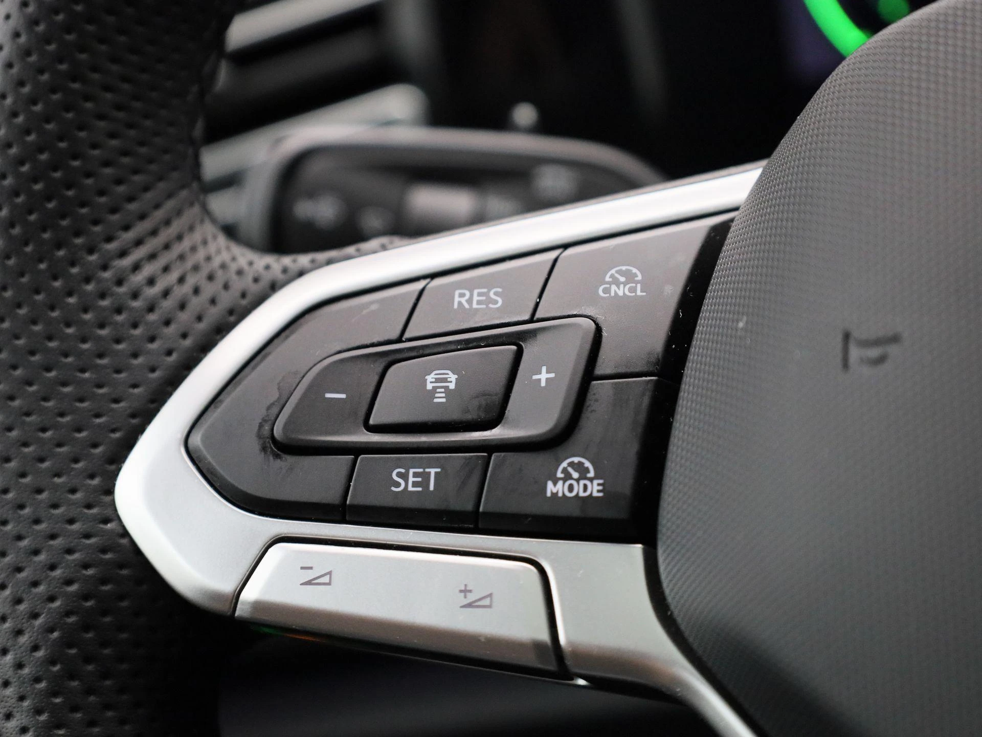 Volkswagen-Tiguan-image-18
