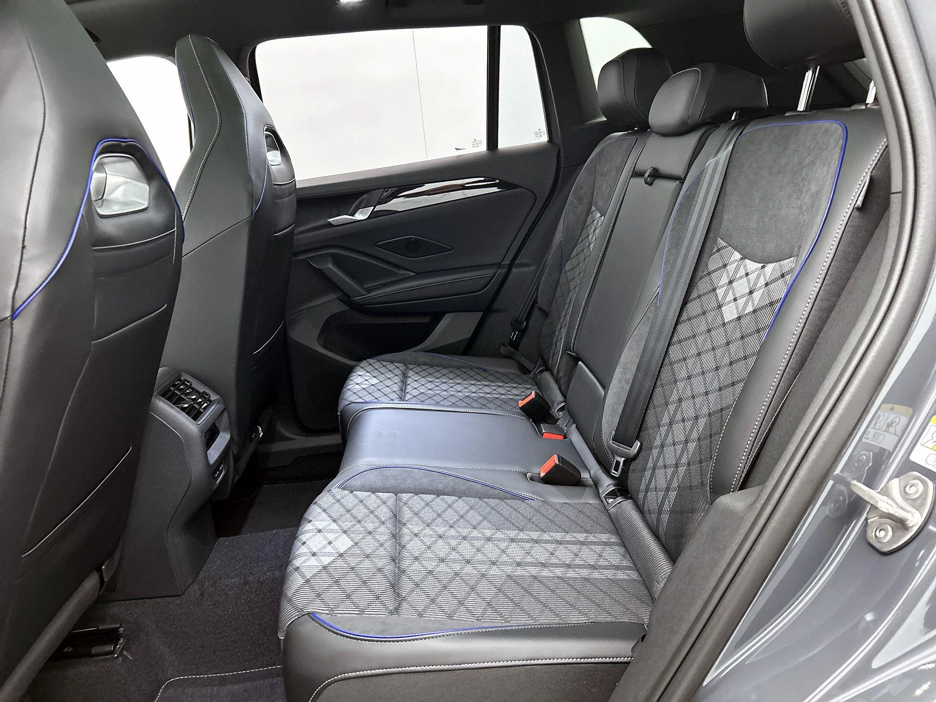 Volkswagen-Tiguan-image-25