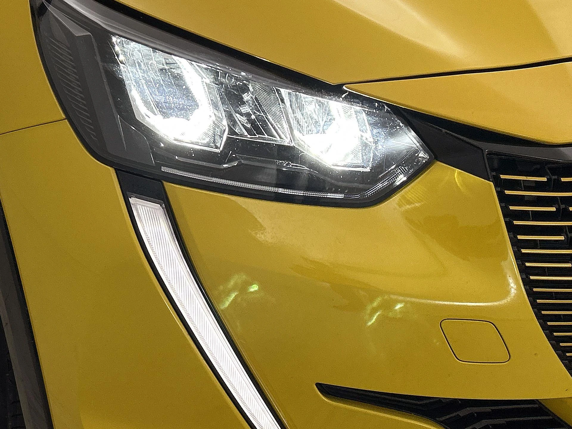Peugeot-e-208-image-24