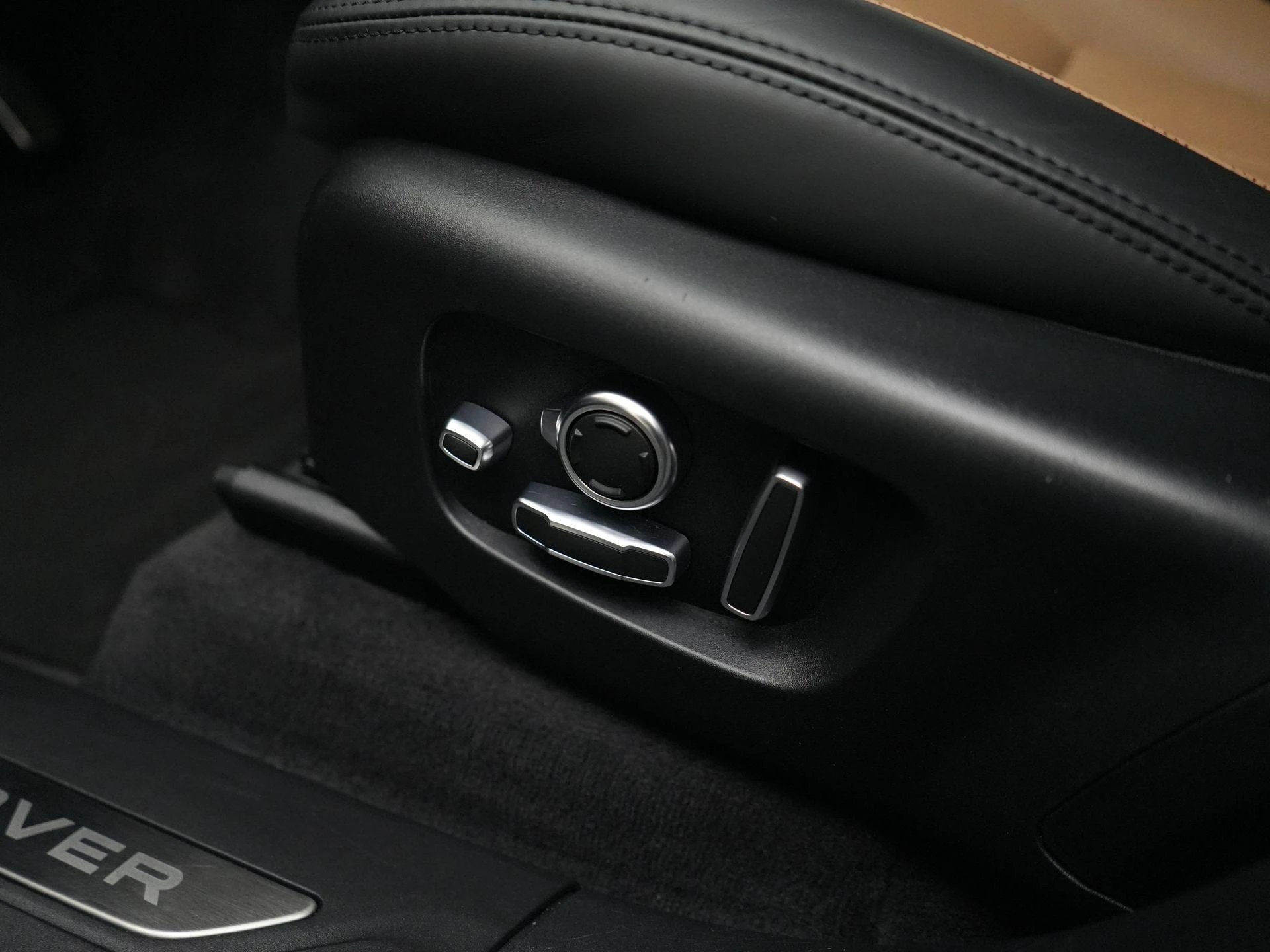 Land Rover-Range Rover Velar-image-43