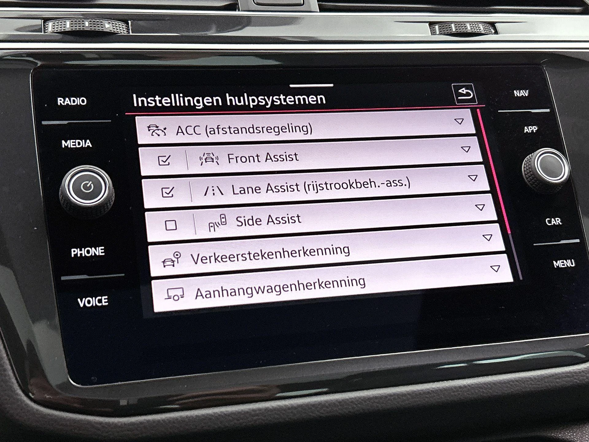 Volkswagen-Tiguan-image-16