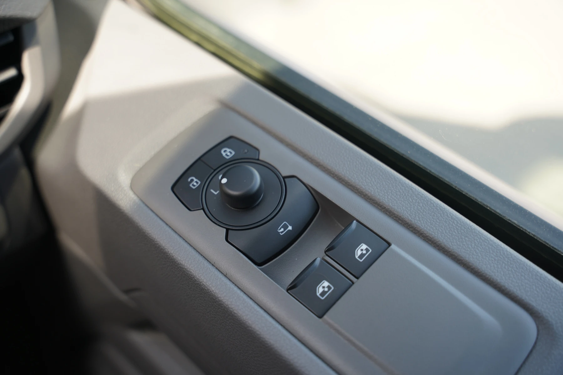 Volkswagen-Transporter-image-17