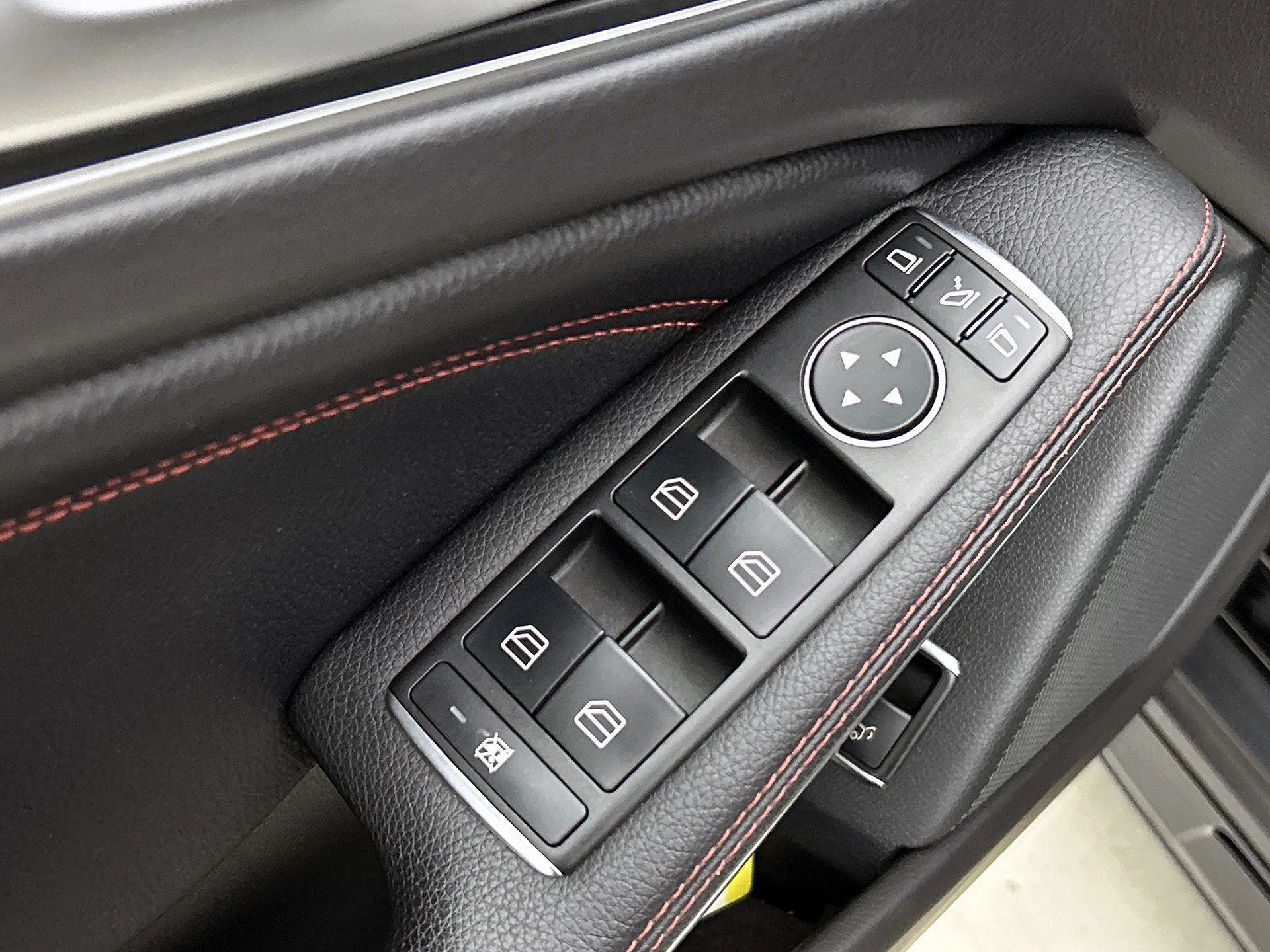 Mercedes-Benz-GLA-image-36