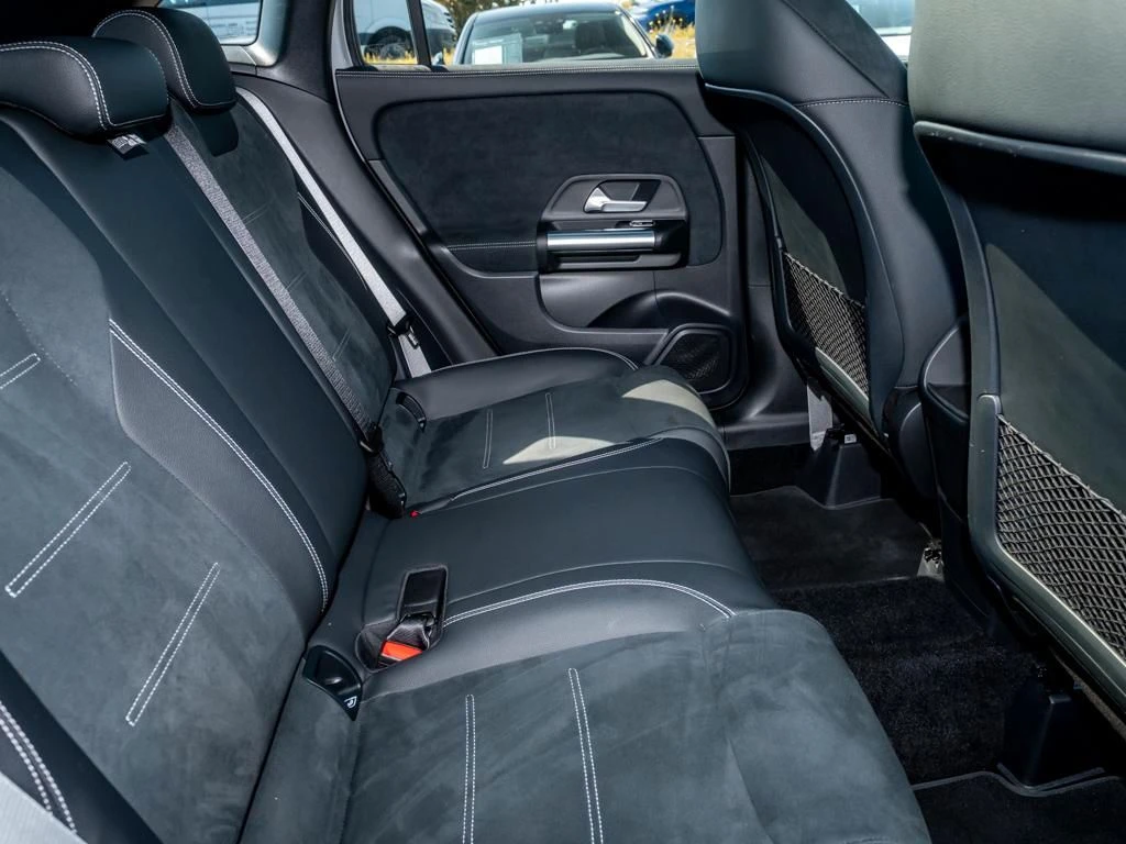 Mercedes-Benz-GLA 200 d-image-12