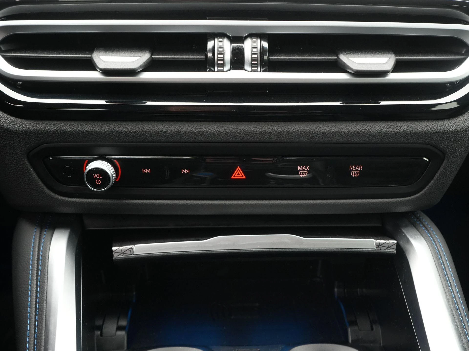 BMW-i4-image-25