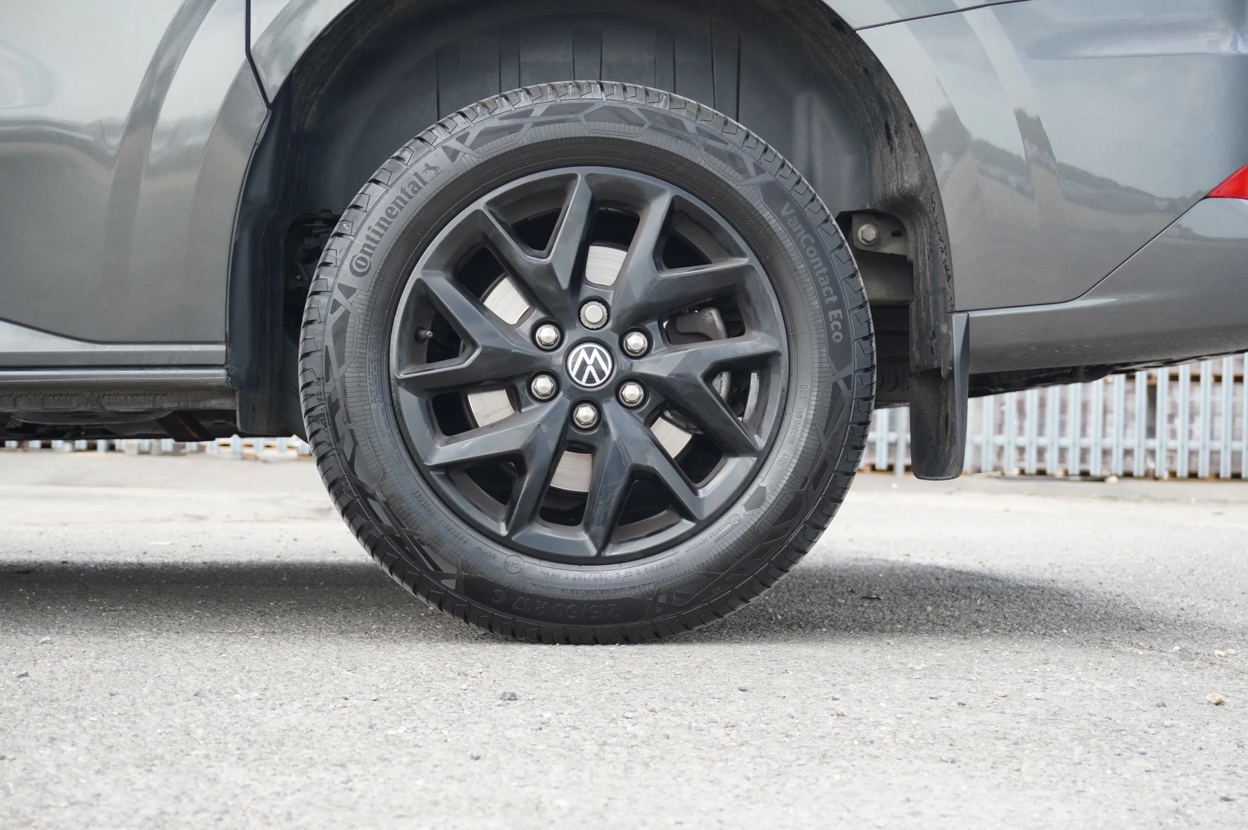 Volkswagen-Transporter-image-33