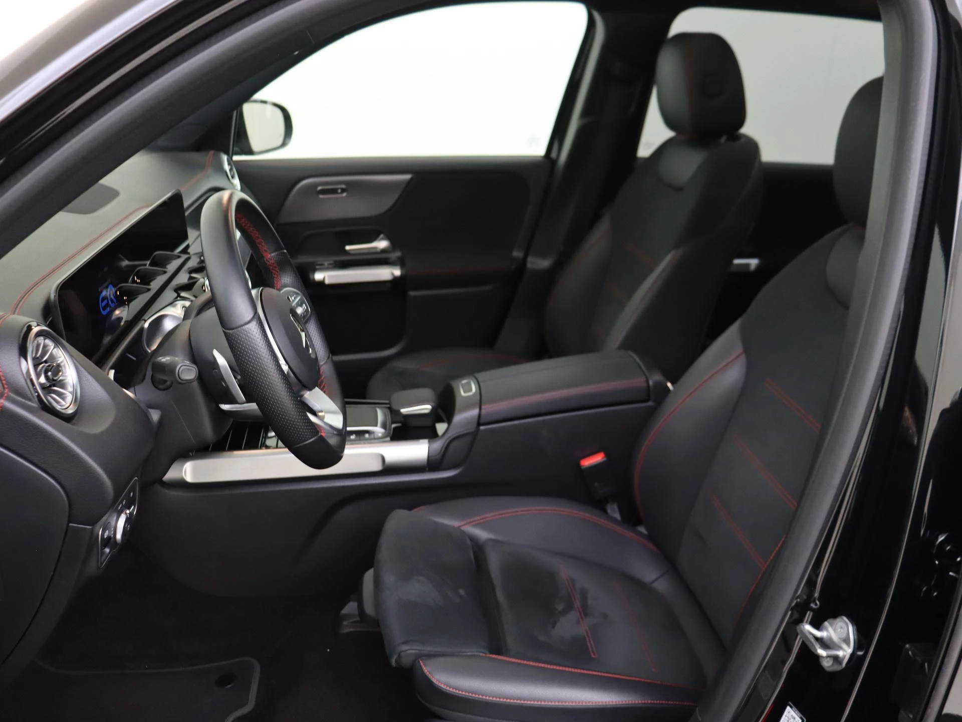 Mercedes-Benz-EQB-image-10