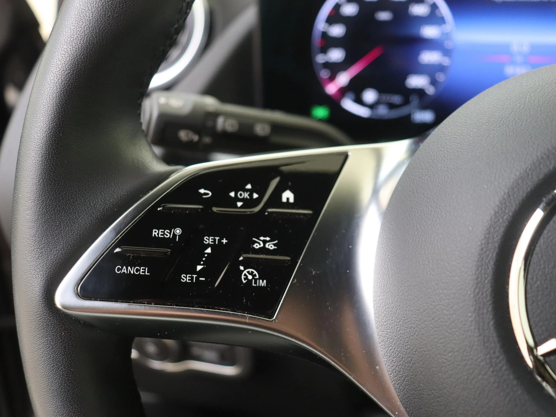 Mercedes-Benz-GLA-image-11