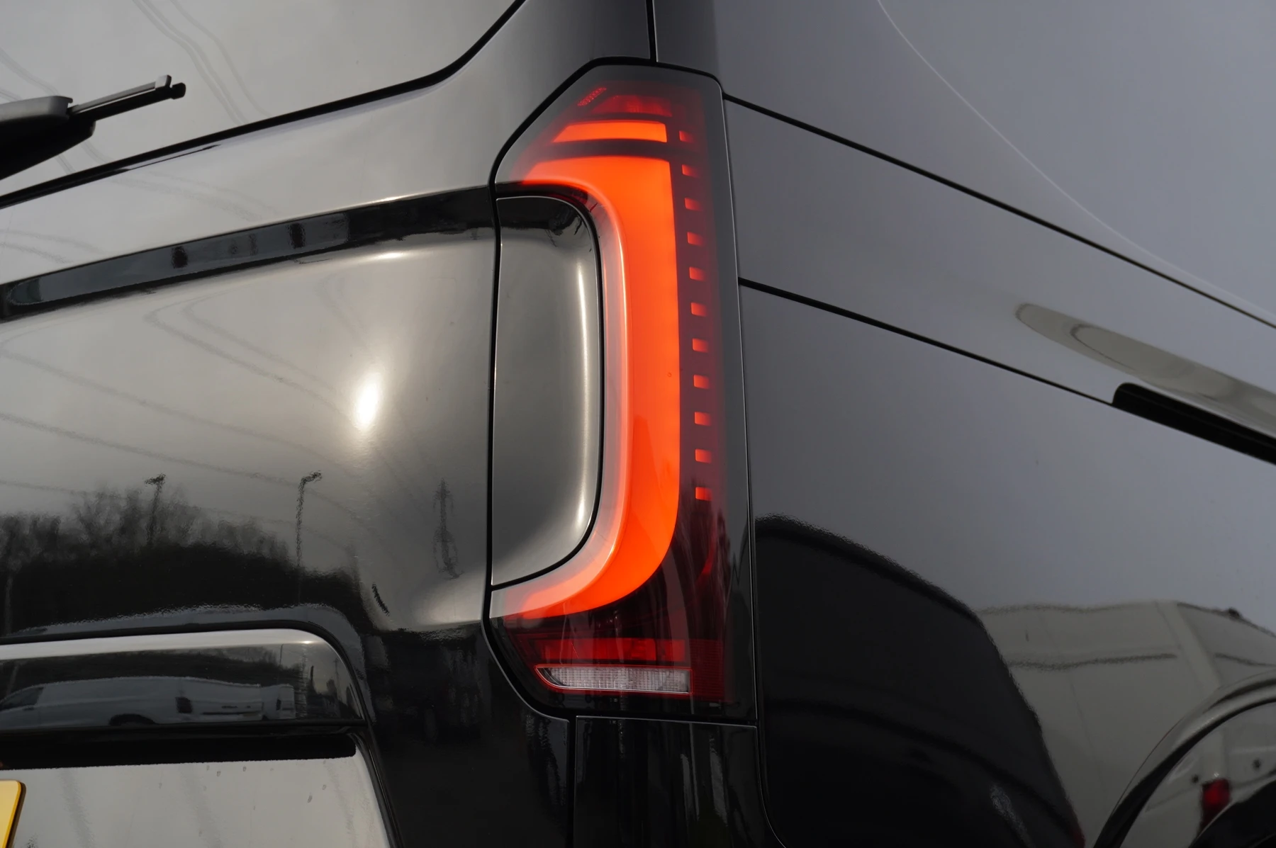 Volkswagen-Transporter-image-45