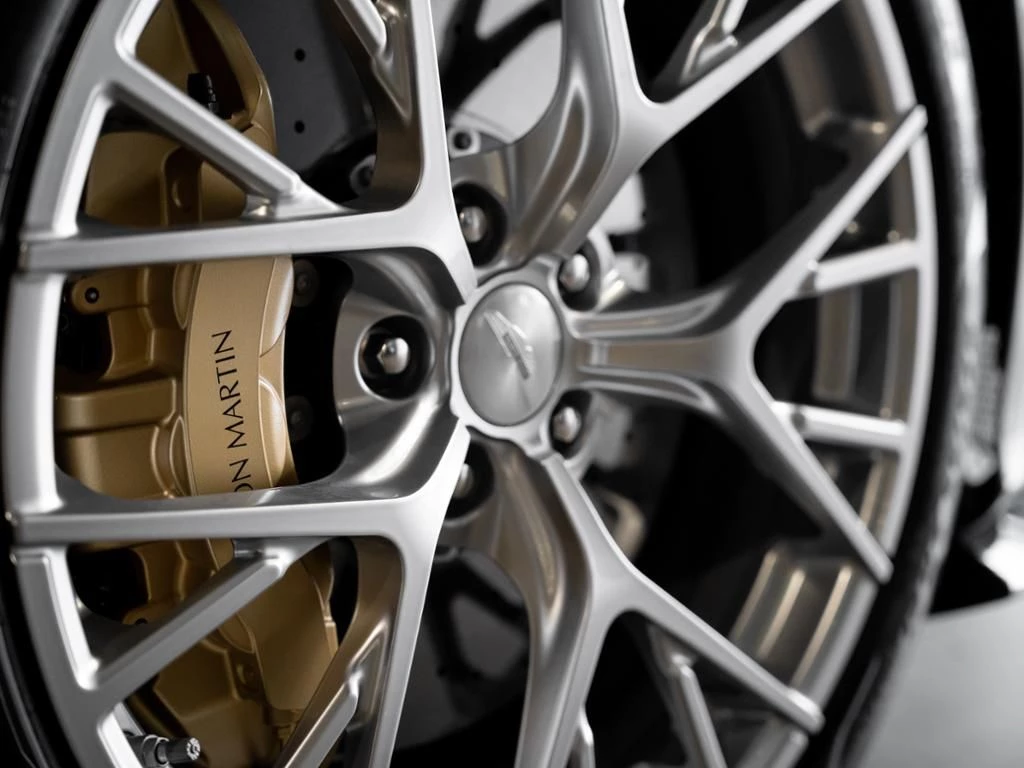 Aston Martin-Vanquish-image-23