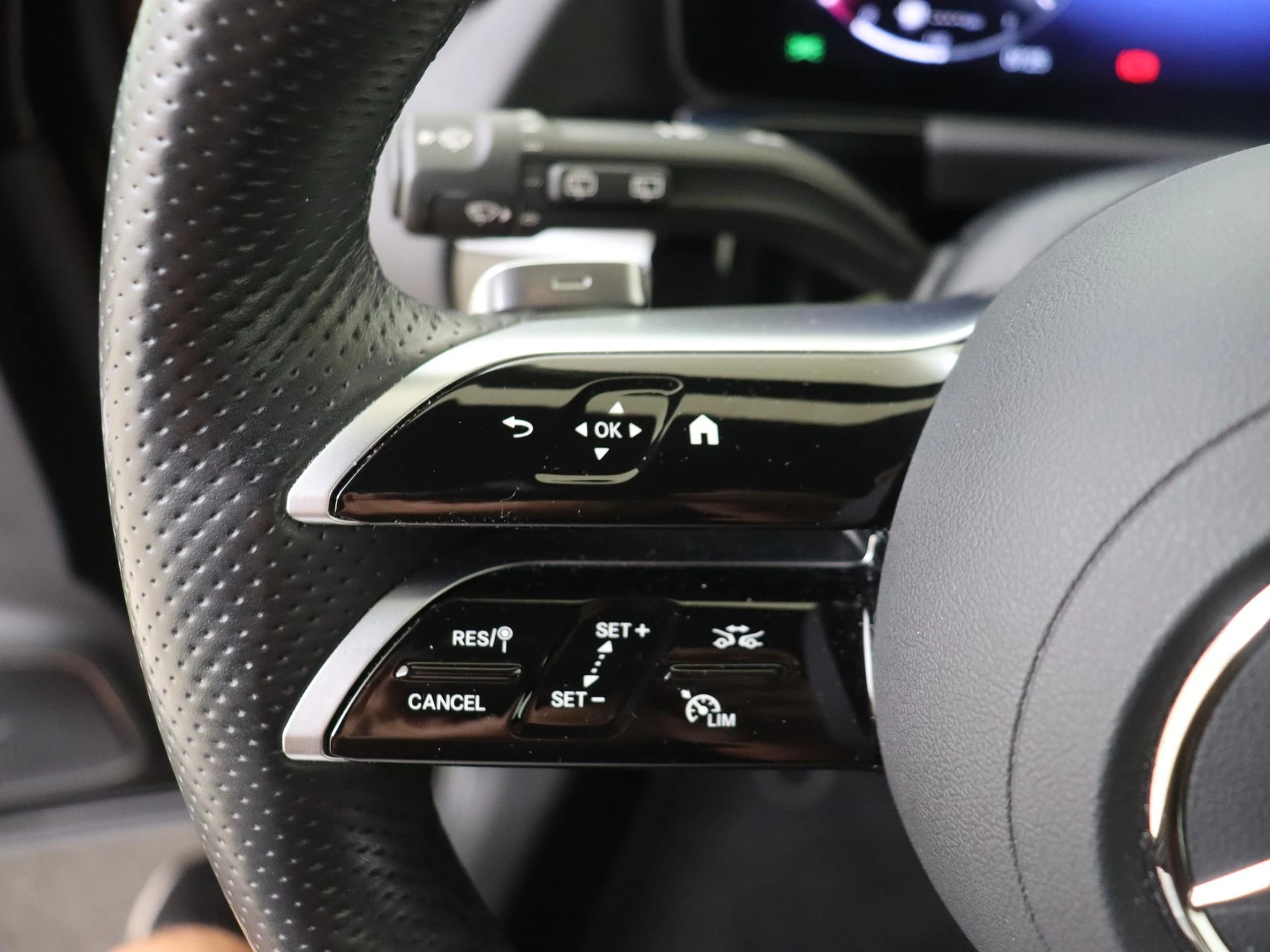 Mercedes-Benz-GLA-image-11