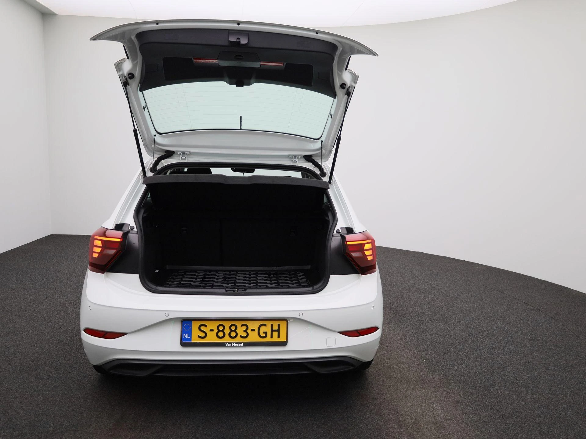 Volkswagen-Polo-image-10