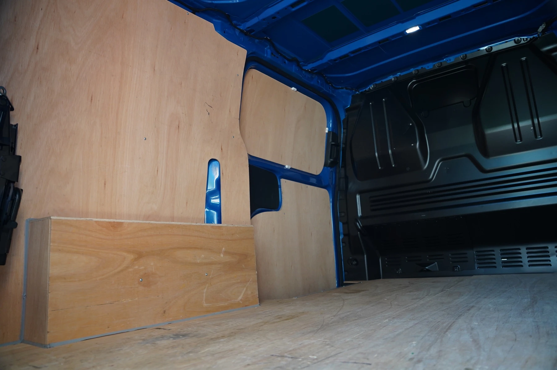 Volkswagen-Transporter-image-26