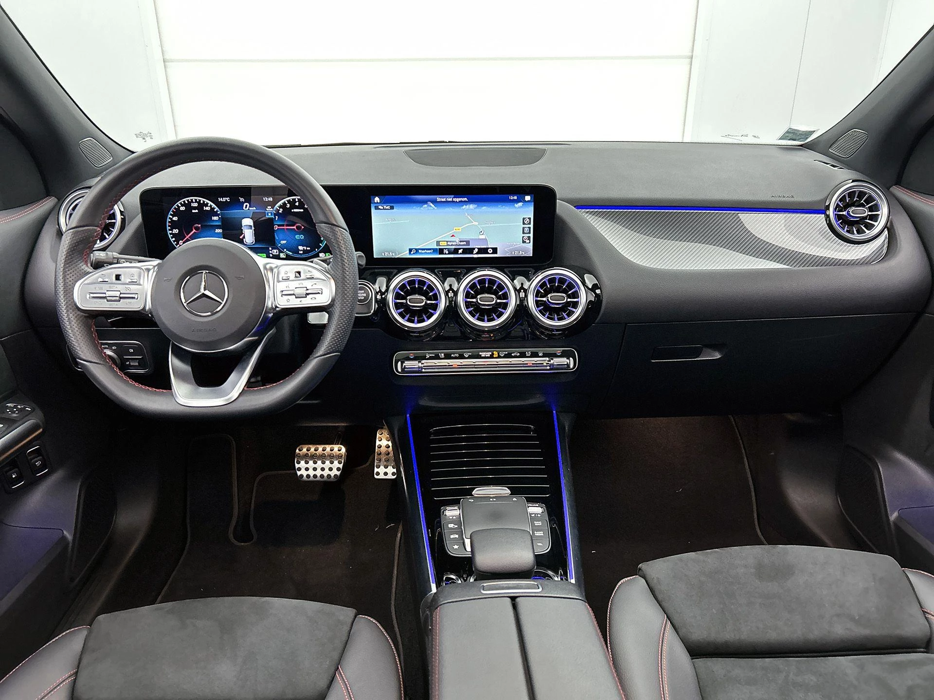 Mercedes-Benz-GLA-image-24
