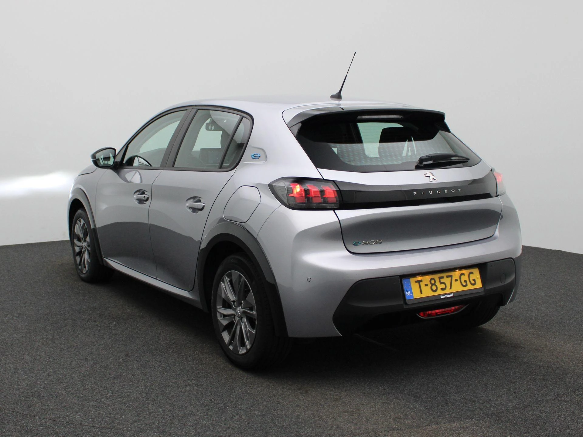 Peugeot-e-208-image-1