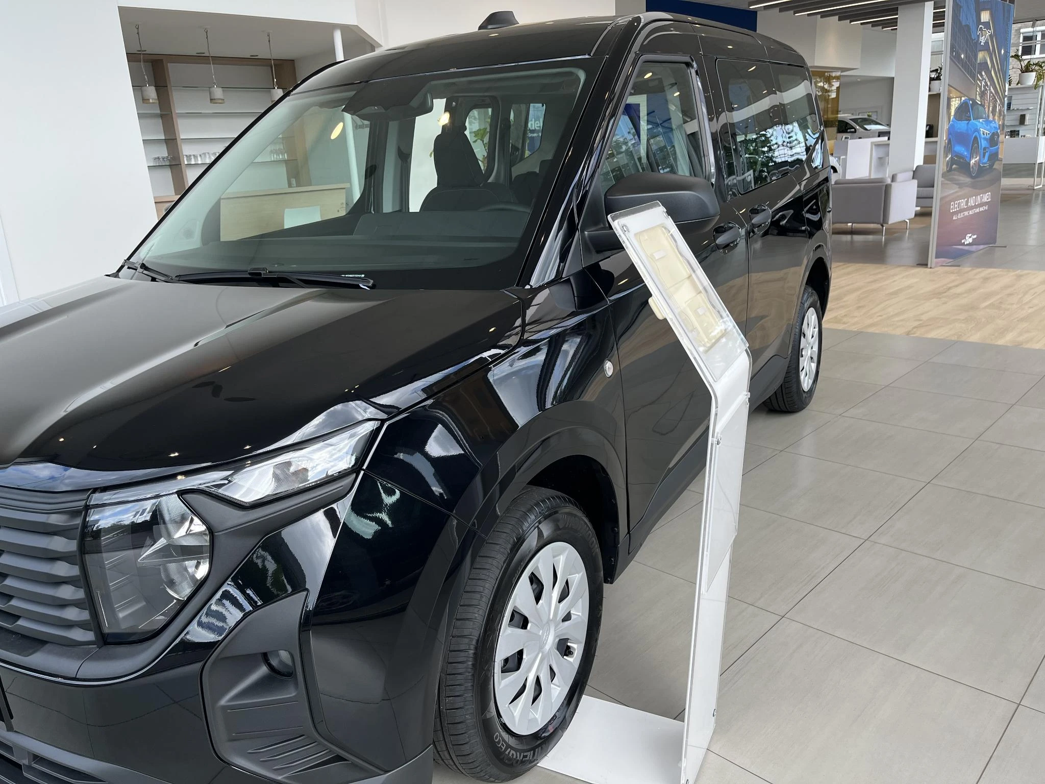 Ford-Tourneo Courier-image-1