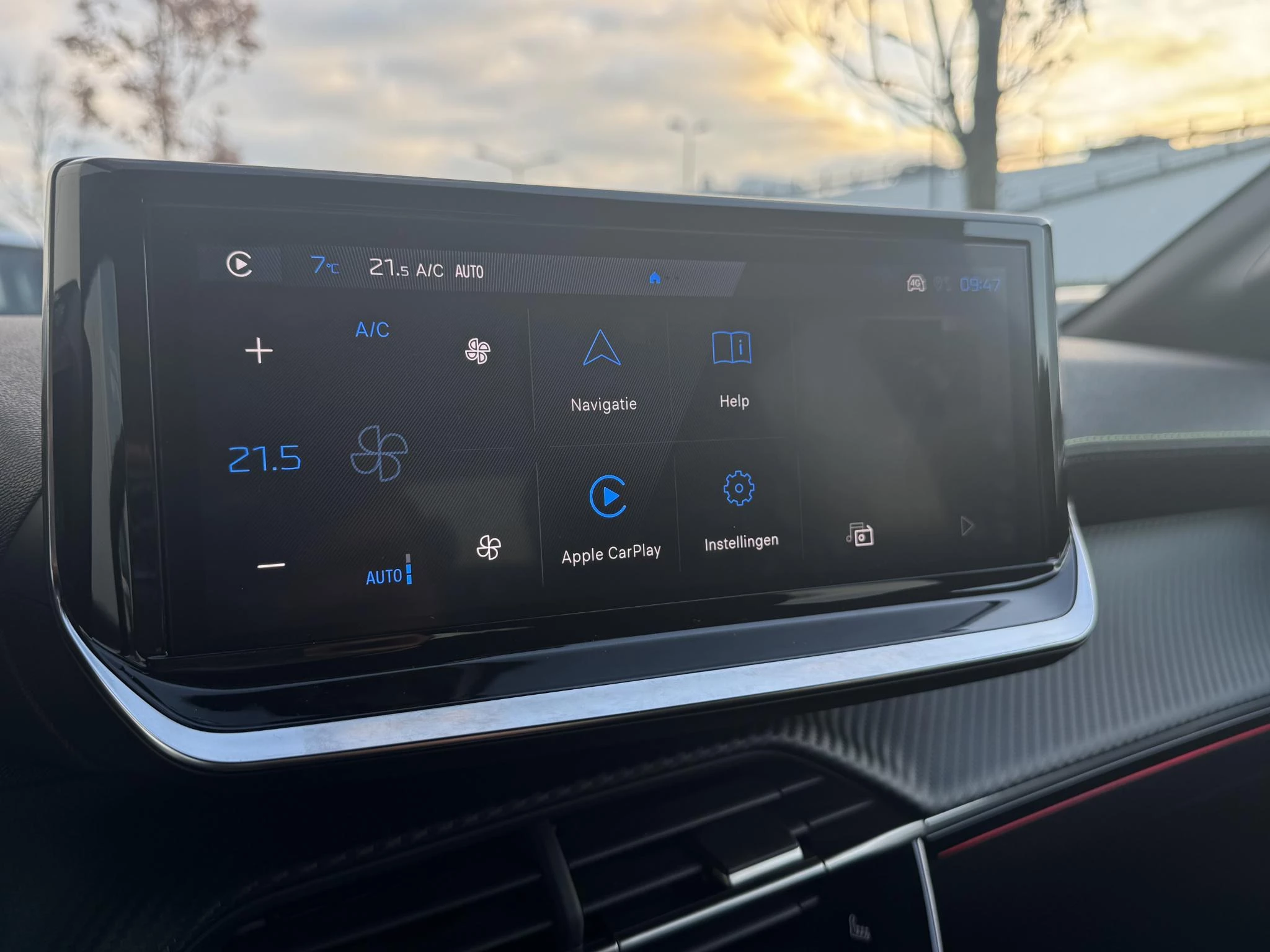 Peugeot-e-208-image-19