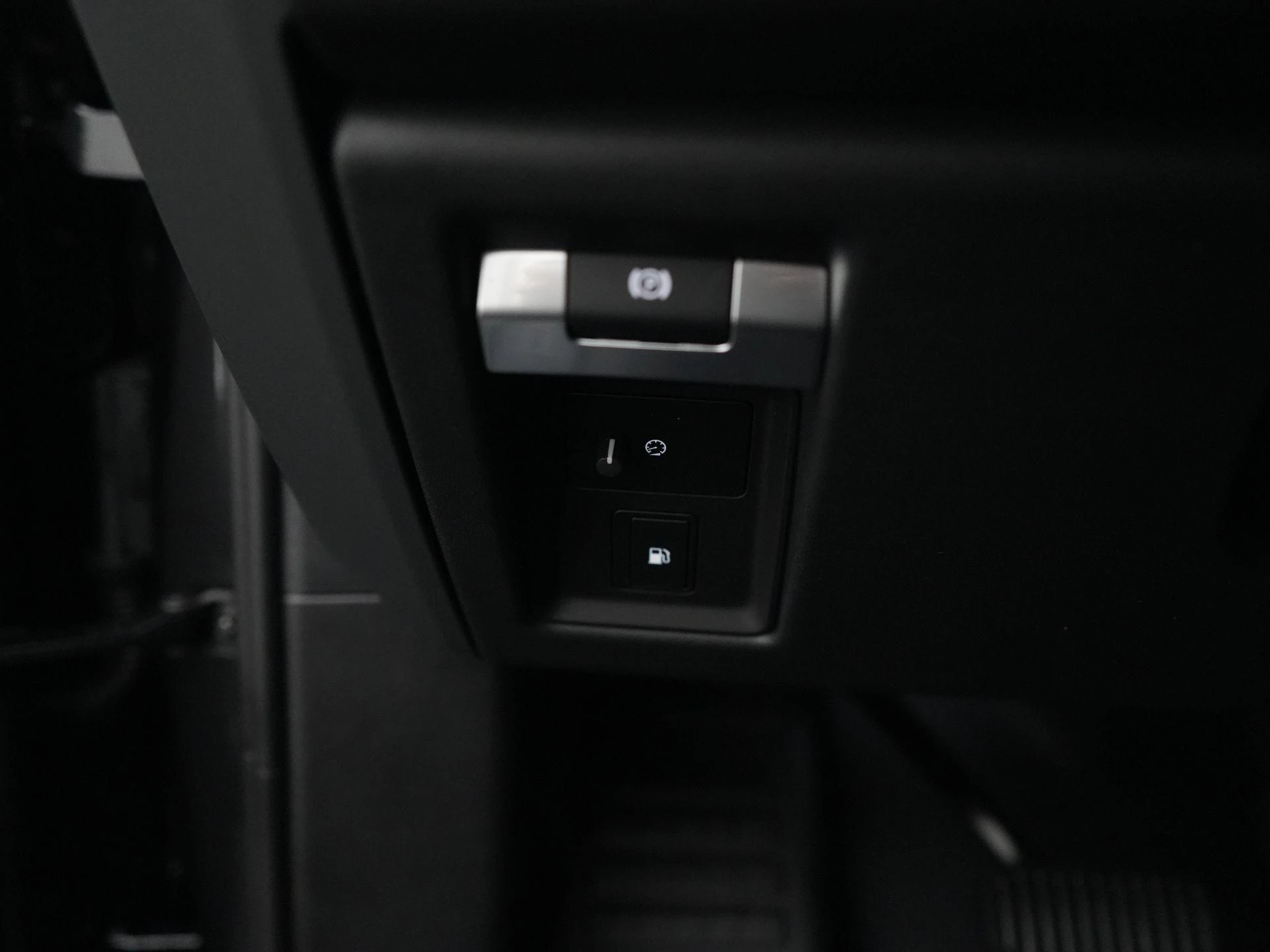 Land Rover-Defender-image-15