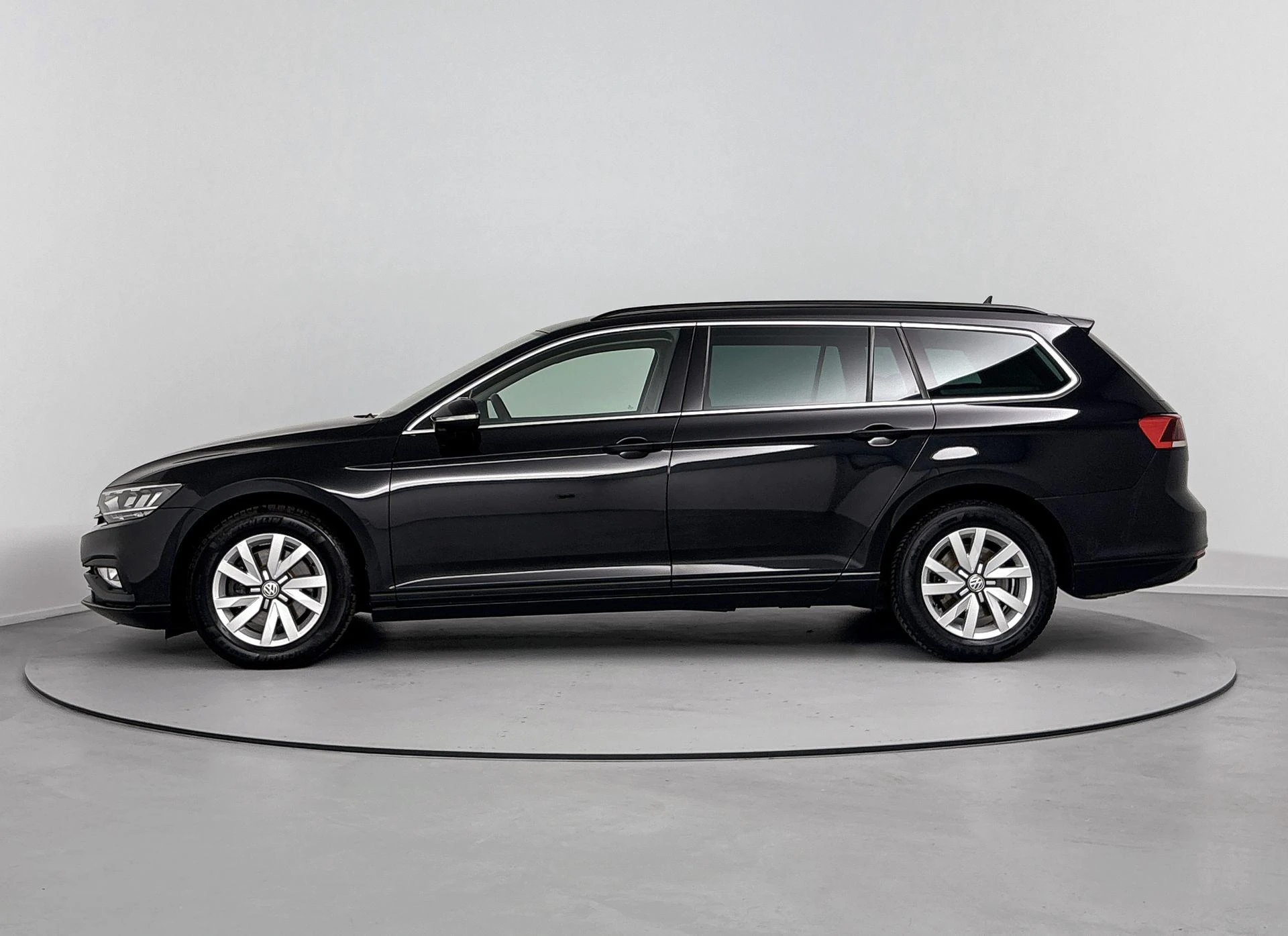 Volkswagen-Passat-image-1