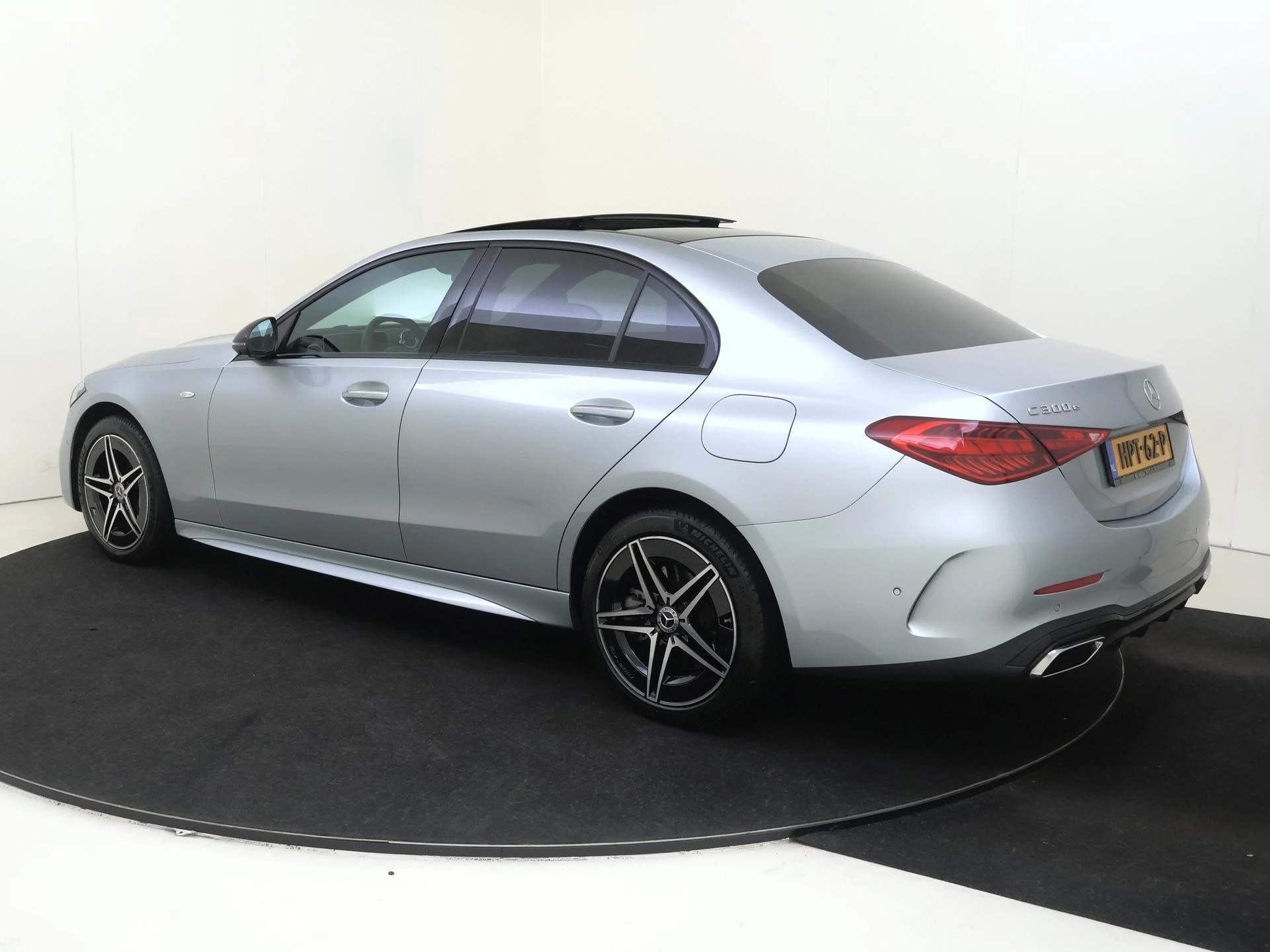 Mercedes-Benz-C-Klasse-image-5