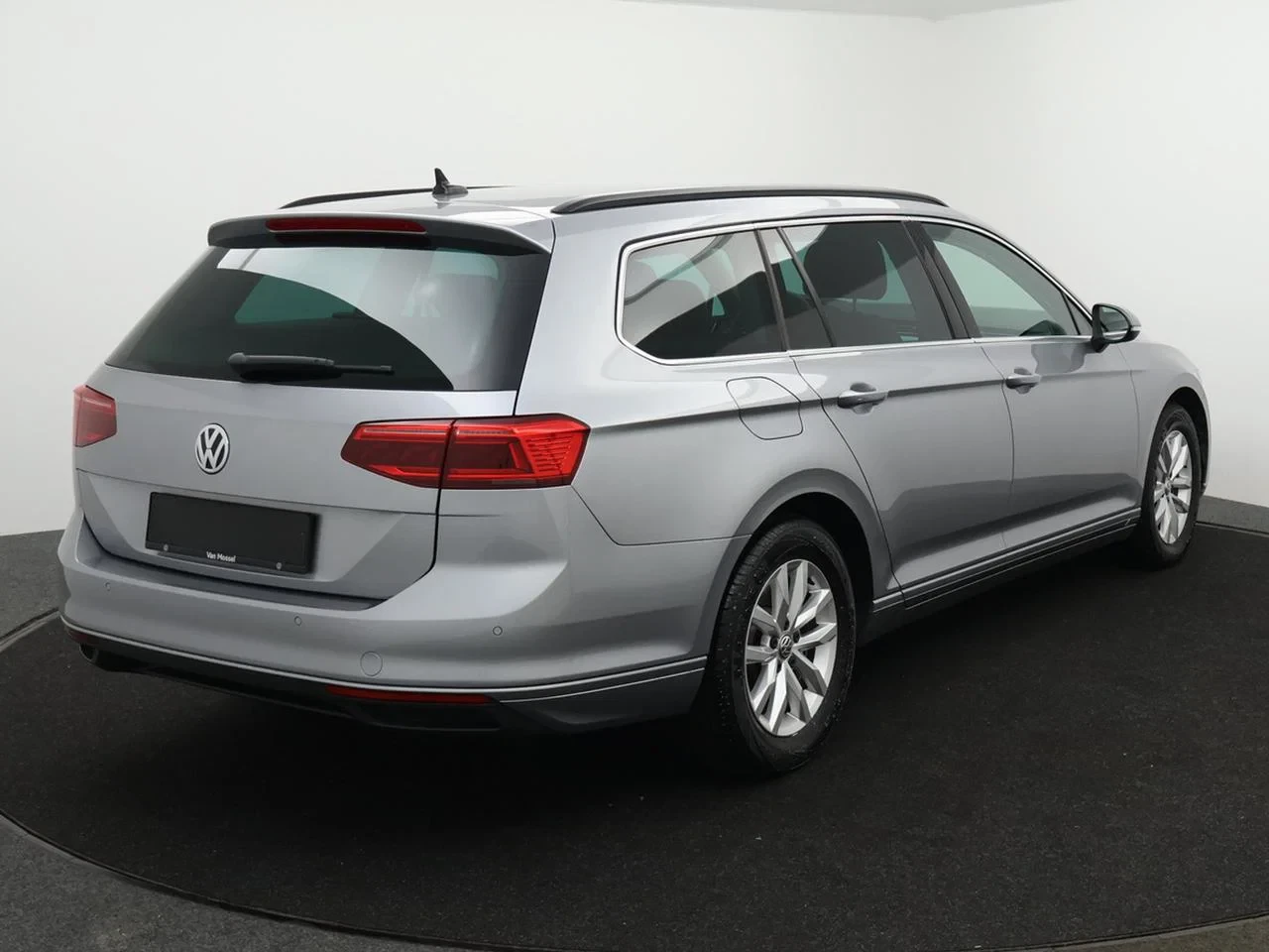 Volkswagen-Passat-image-4