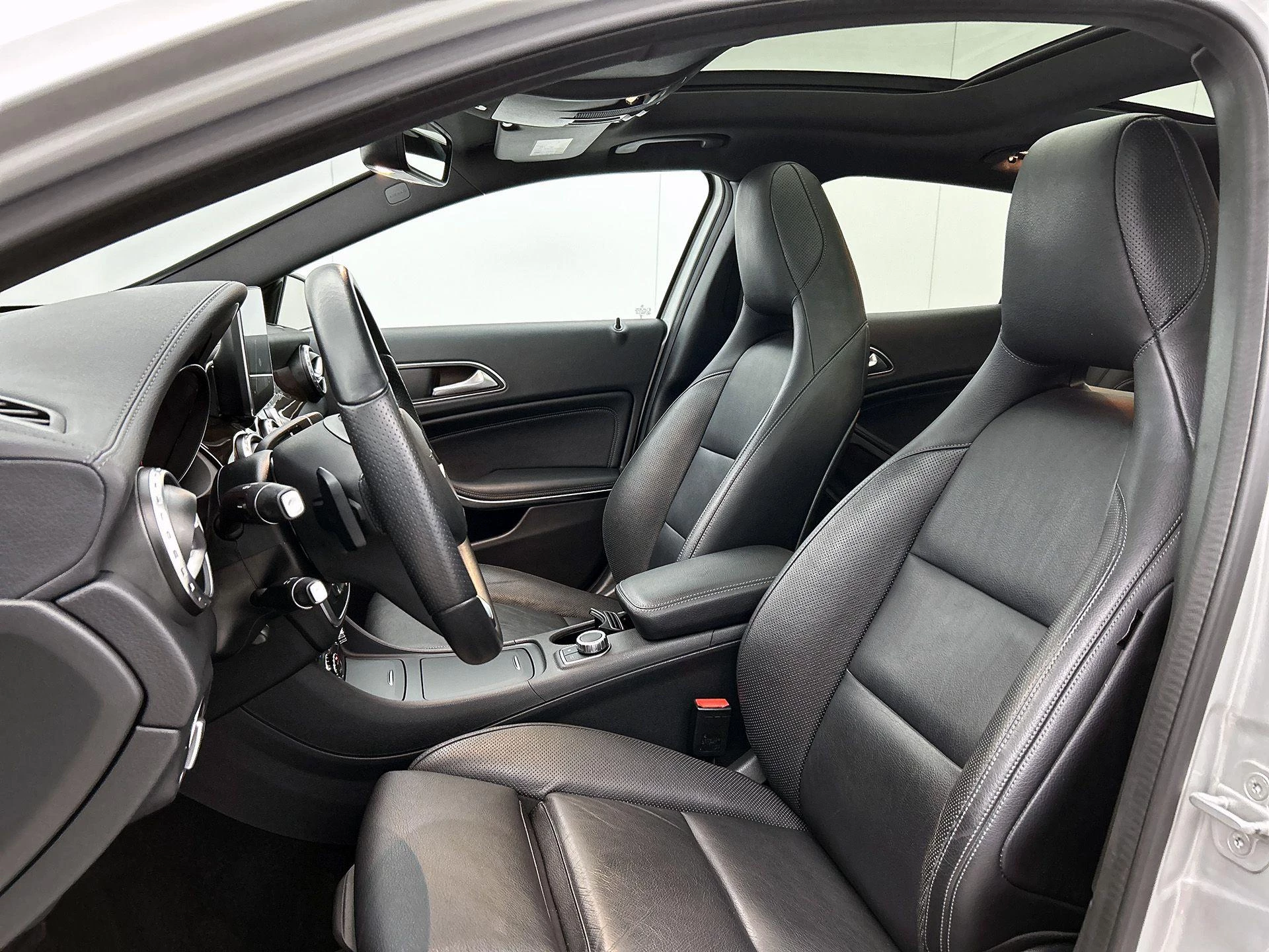 Mercedes-Benz-GLA-image-35