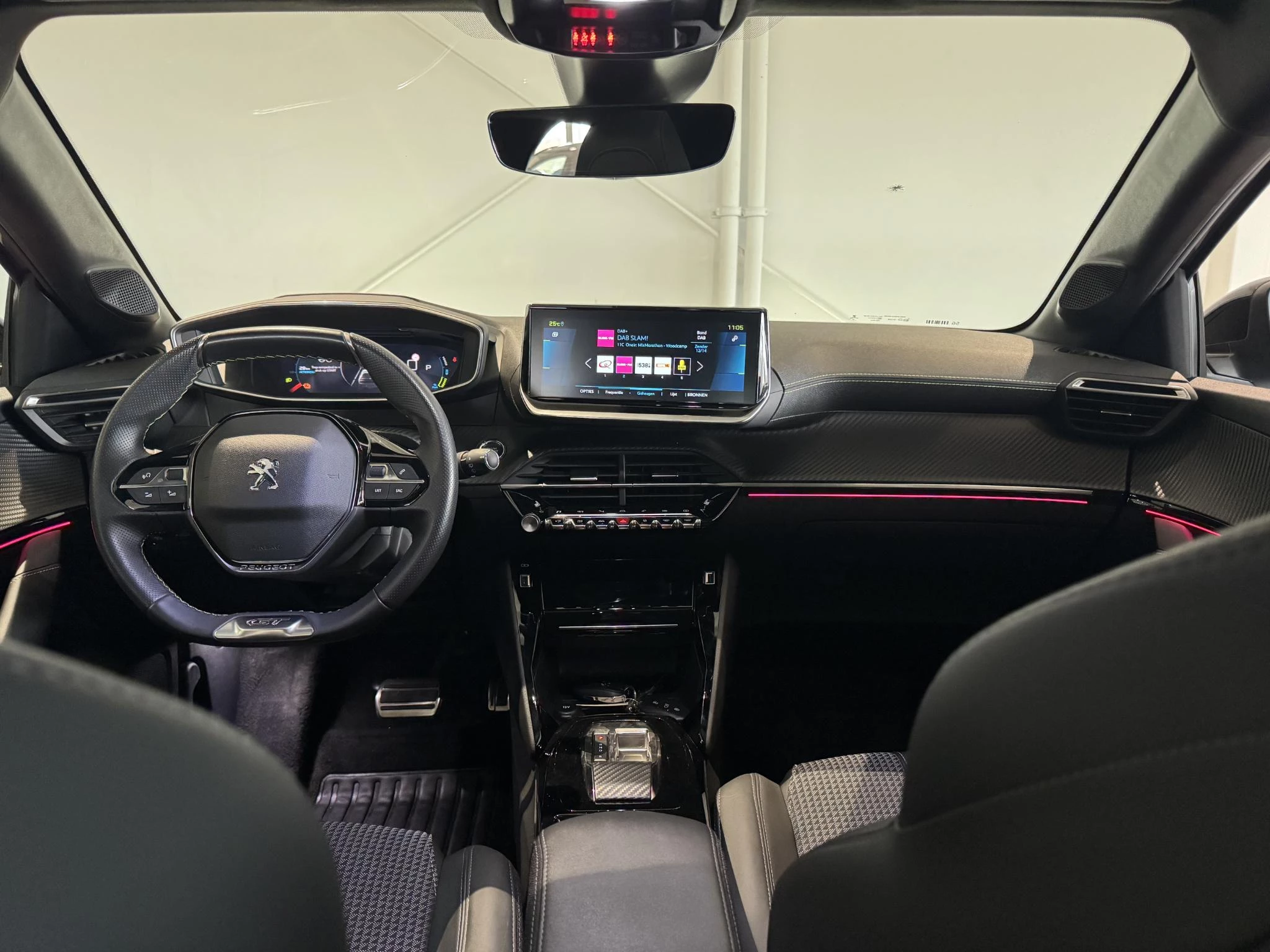 Peugeot-e-208-image-10