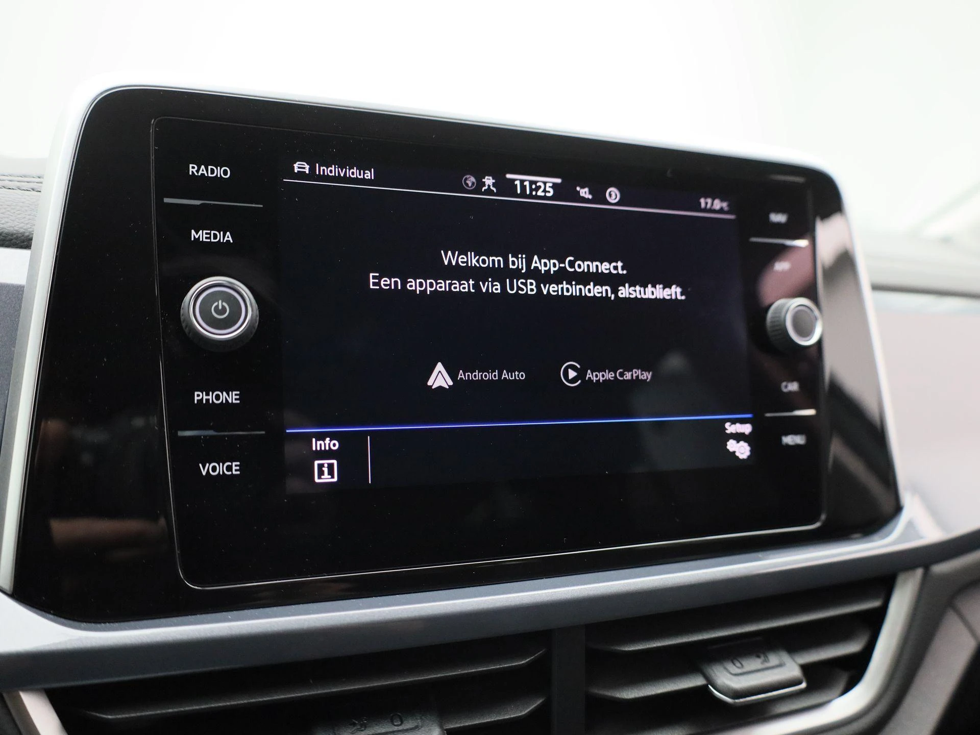 Volkswagen-T-Roc-image-25