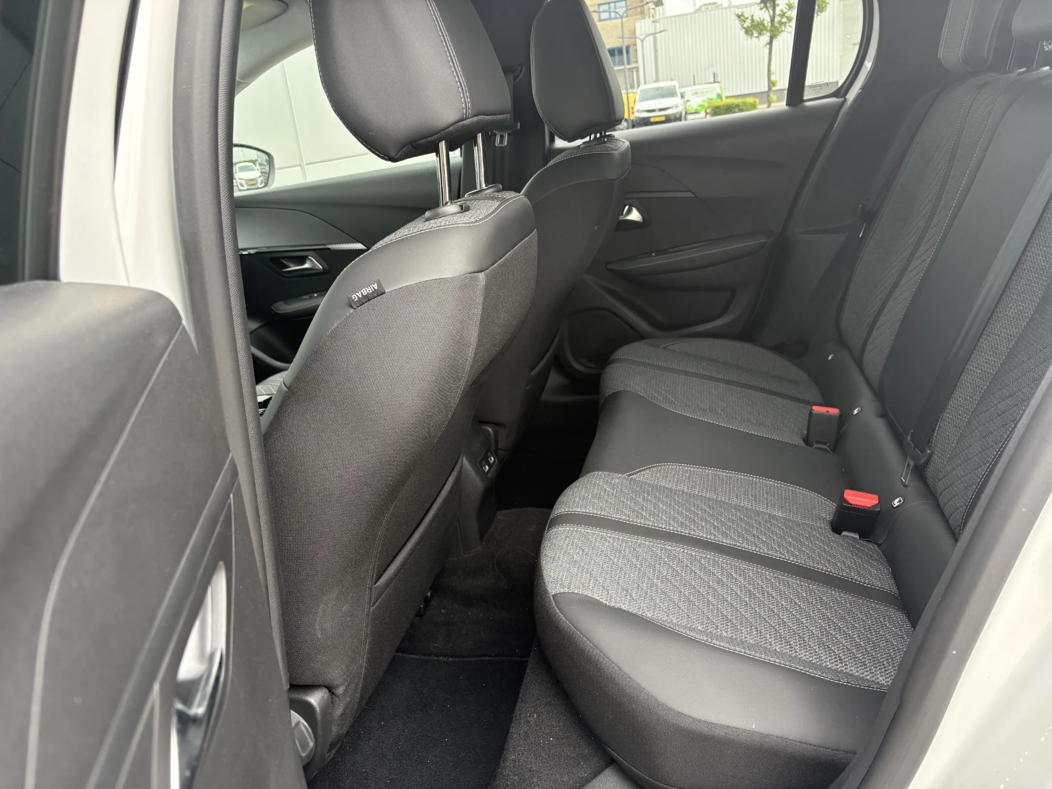Peugeot-e-208-image-10